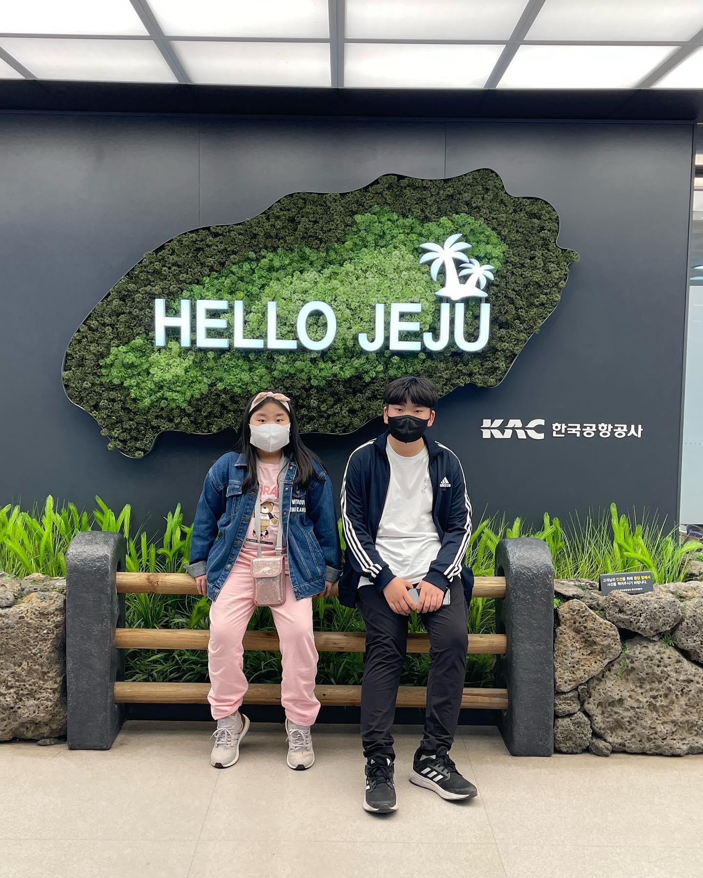 제주 가족여행. 날씨가 미쳤다. 여름날씨인데 시원해서 좋고 오랫만에 바다보니 좋네.  #제주 #제주도 #제주여행 #제주흑돼지 #딱새우 #제주야시장 #용머리바위 #가족여행 #제주가족여행