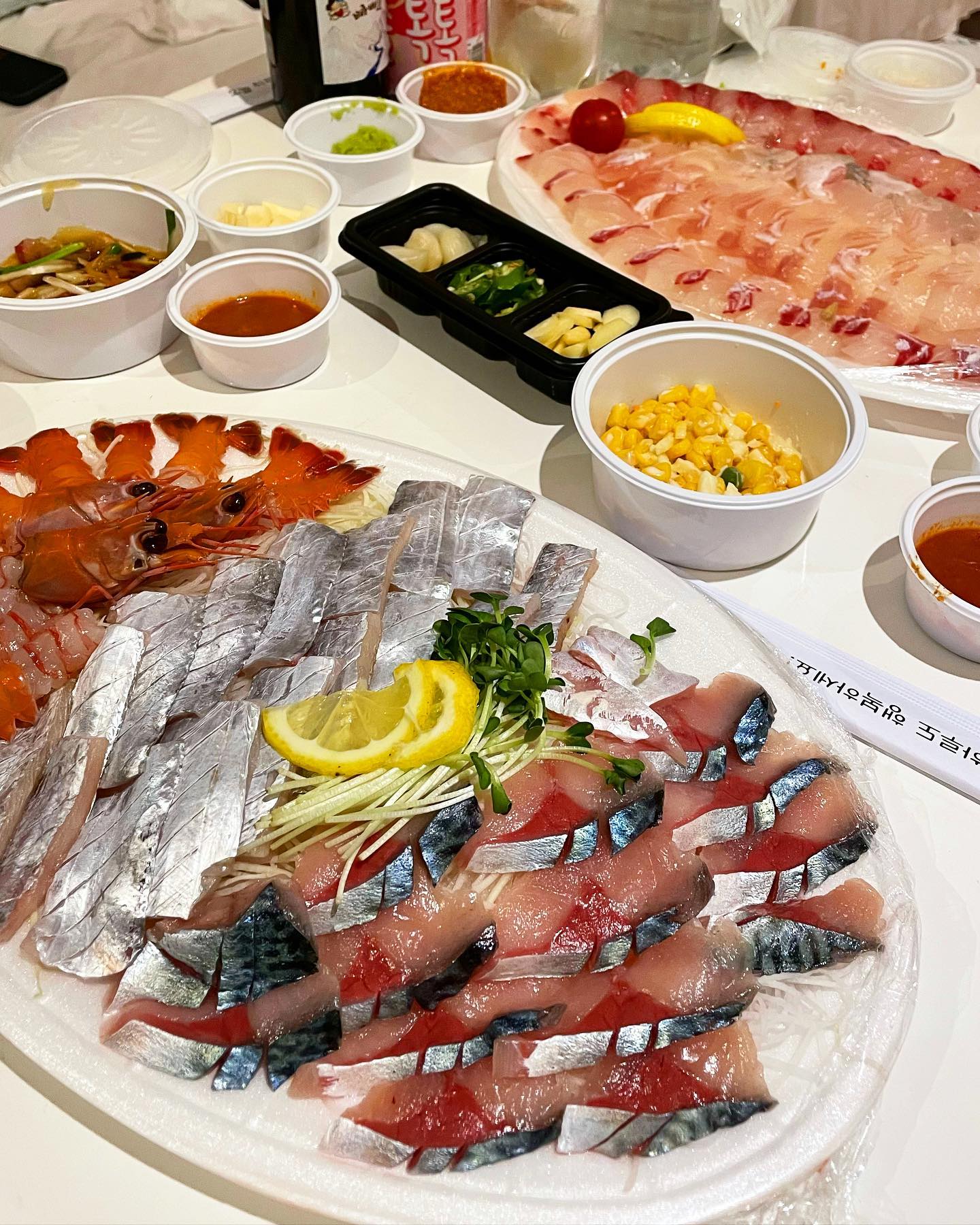 .
이제는 제주도에 가면 고등어회&갈치회&딱새우 말해뭐해 코스가 되었음😎 모둠회는 이미 겜 끝났읍니다..... 어멍횟집은 원래도 유명해서 늘 웨이팅이 있고, 팔팔자연산회센타도 매장식사 가능한데 숙소에서 먹을생각하고 두곳 모두 포장🌟

내 기준 성산에 회 잘하는곳 두군데 있는데 바로 이곳👇🏻👇🏻👇🏻
.
📍 제주 서귀포시 성산읍 일출로 29
📍 제주 서귀포시 성산읍 일주동로 4213
💟 #제주도맛집 #어멍횟집 #팔팔자연산회센타 
💟 가격
 - 고+갈+딱 세트 (55,000)
 - 모둠회 (50,000)
💟 평점 : 4.5