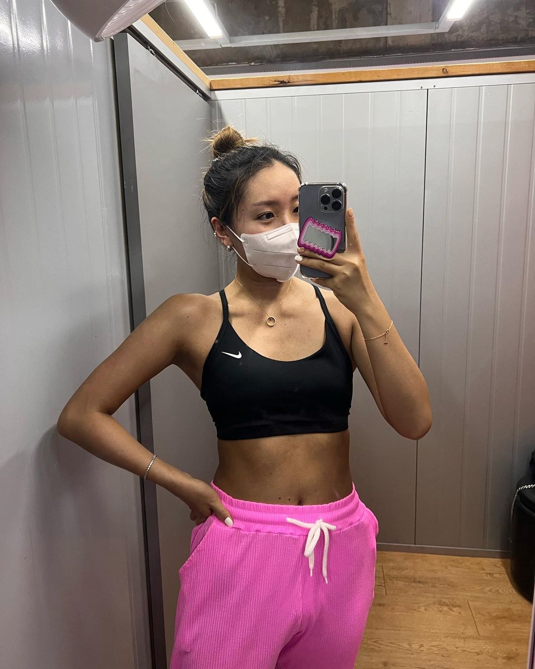 SSONG, 이송 ;Pilates Instructor on Instagram: “#협찬 아이러브탠건대점 @ilovetan_kondae - 잠실에서 가까운 건대점으로 브라운 태닝 다녀왔어요🤎 깔끔하고 넓은 개별 태닝룸에 기본템들이 각각 구비