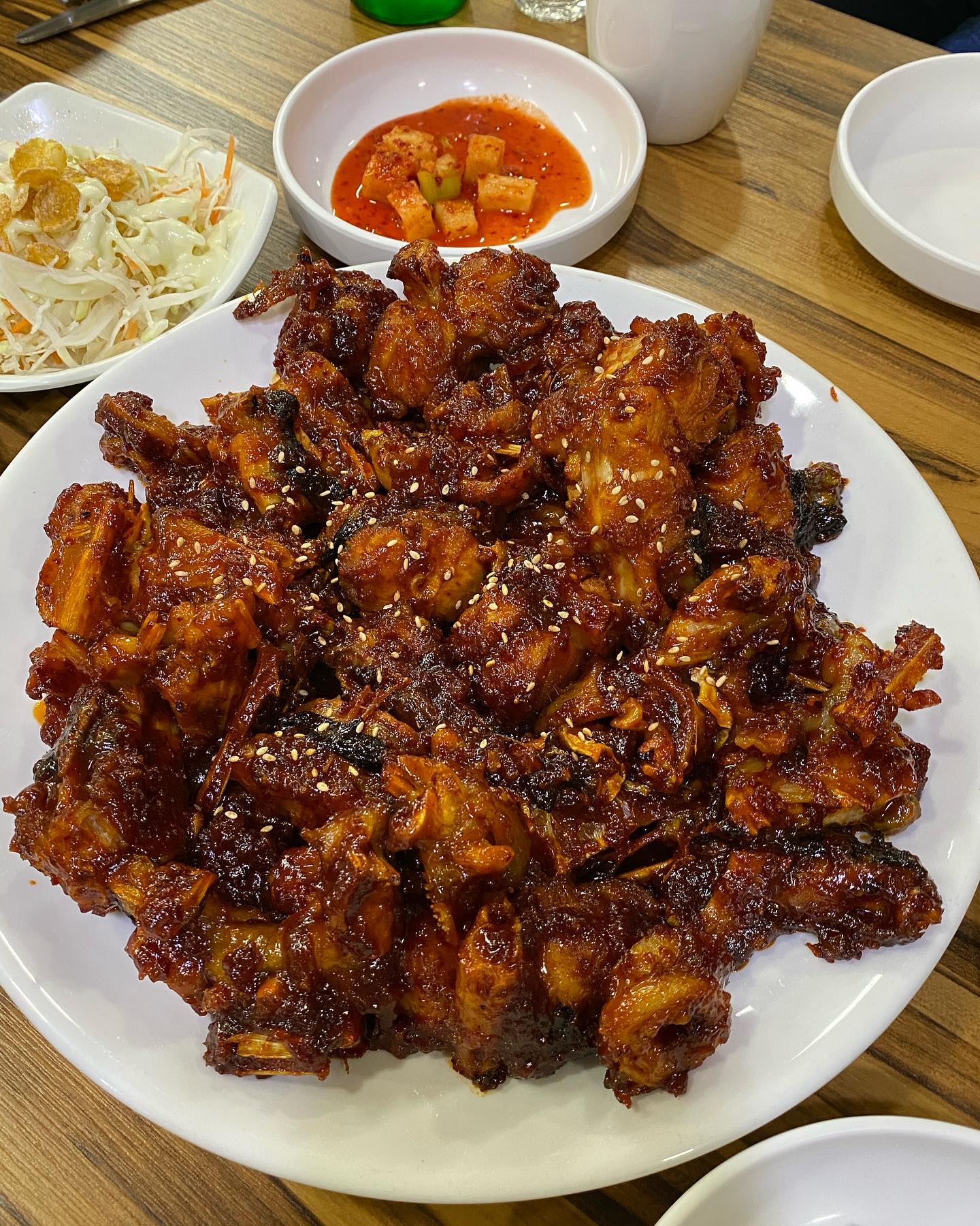 부산에서 나만 알고싶은 맛집,,🥺💓
-
[정동진 아구찜 부산센텀점]
-
작년에 이어서 올해도 부산여행을 다녀왔어요! 작년에 처음 먹어보고 반했던 아구불고기,, 또 먹으러 왔다구요! 찐득한 양념에 아구를 볶아서 내어주시는데 냄새부터 매콤달콤 미쳤다구요..!!😭 
-
비닐장갑 요청하신뒤 통통한 아구살들을 집중적으로 공략. 거의 다 먹어가면 사장님 외치시고..! 아묻따 감자사리는 필수로 주문하셔야합니다‼️ 쫀득한 감자면발이 아구불고기 소스랑 찰떡궁합🥺 
-
밑반찬도 다 직접 만드셔서 정성 가득! ⭐️그 중에서도 어묵잡채는 리필 해먹을 정도로 Jmt⭐️ 포슬포슬한 계란찜도 기본으로 나온다구요🔥💛
-
#부산맛집 #부산센텀맛집 #센텀맛집 #아구불고기 #부산여행 #정동진아구찜  #박소떡_부산 
-
📌아구불고기 (소) 45,000 (중) 55,000 (대) 65,000