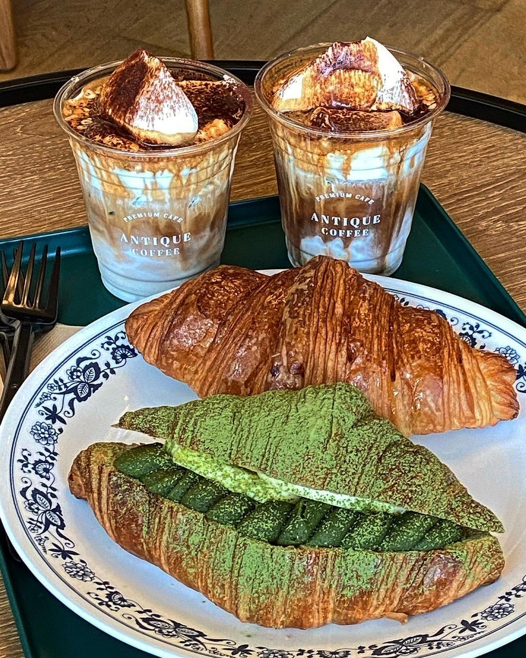 볼살이의 먹스타그램 on Instagram: “#협찬 ☕️앤티크커피 연남점 🍽메뉴 더티앤크림(6500원) 녹차앙금 아버터 크로아상(7000원) 크로아상(4300원) 🟡리뷰 연남동에 크림커피의 최강자인 앤티