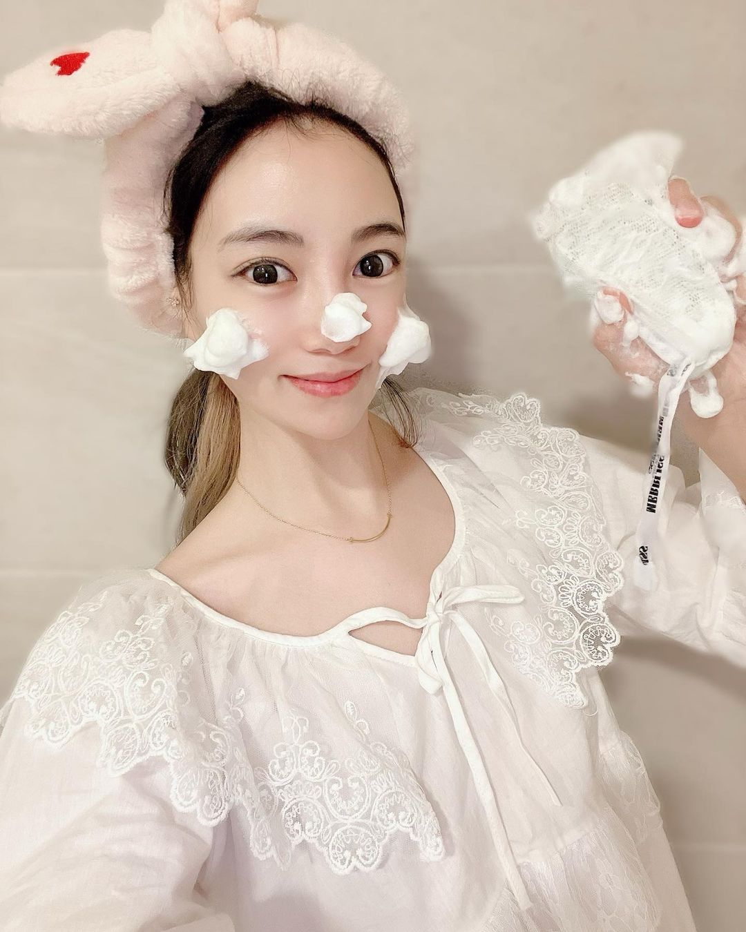 토끼대장_골린이🐰 on Instagram: “피부관리 첫번째는 클렌징이 아닐까요🤔 부쩍 추워지고 건조해진 날씨때문인지 피부도 예민해지고 많이 건조해지는 요즘 딱 좋은 제품인것 같아요. @merbli