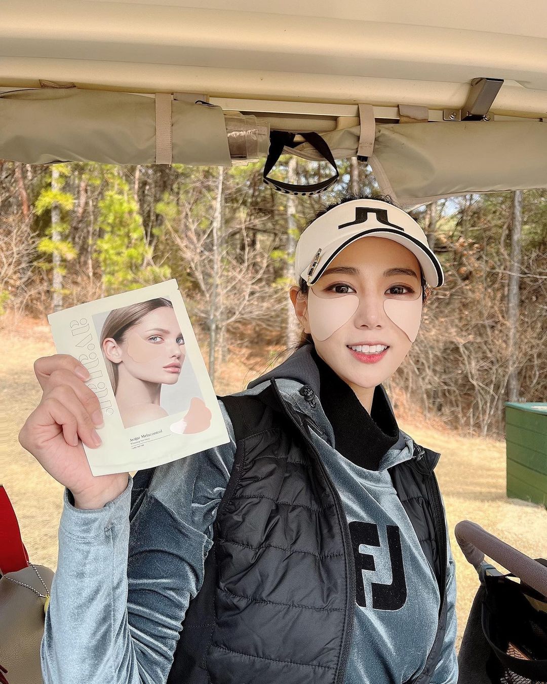 토끼대장_골린이🐰 on Instagram: “패치가 크니까~🙈 눈가는 물론 볼이랑 옆광대까지 완벽커버되네요👍🏻 쿨링감+자외선차단 기능에 밀착력도 진짜 좋아요🥰 앰버서더라서가 아니라 진짜