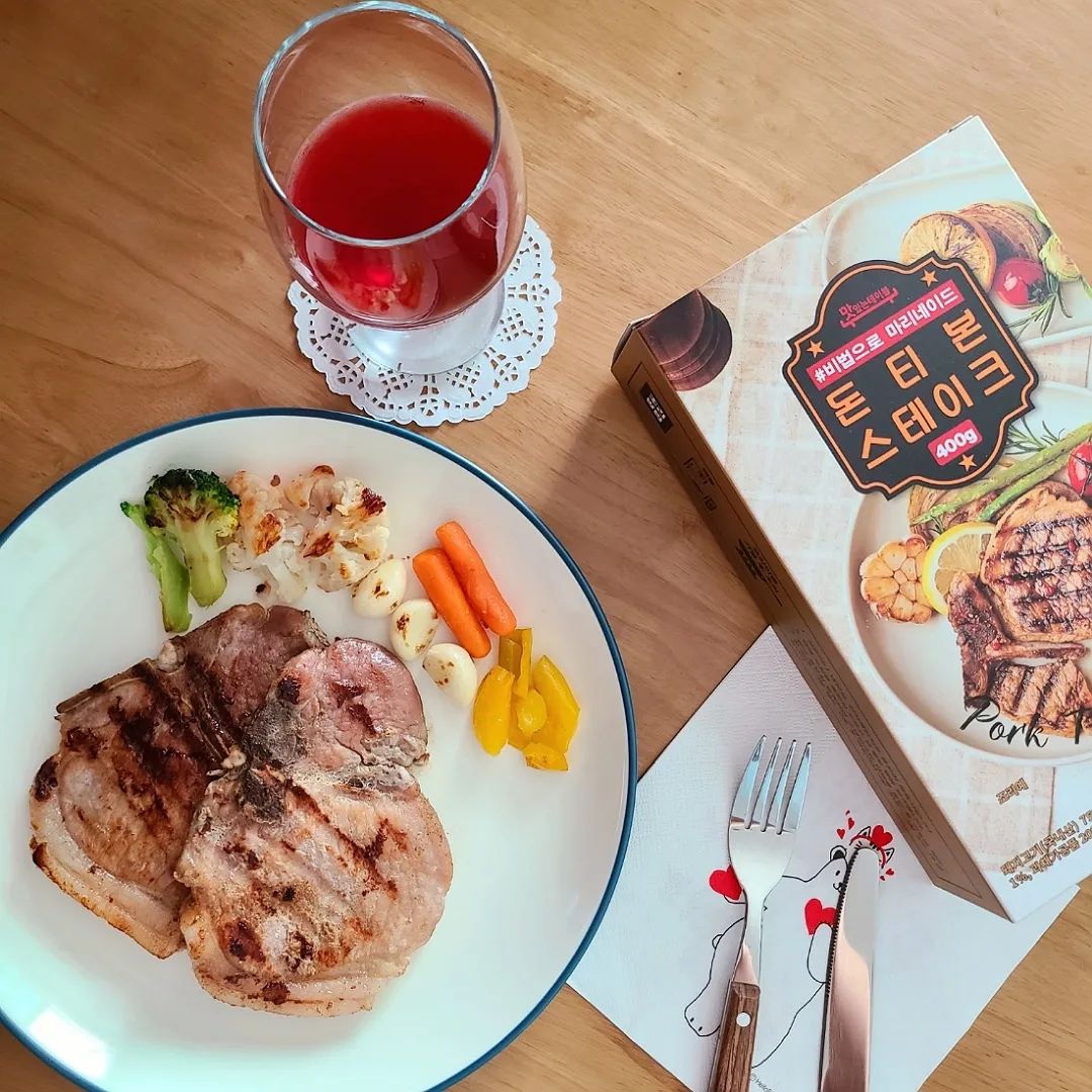업체로부터 제공받은 제품입니다
#맛있는테이블 #티본스테이크

국내산 한돈만을 사용해 
귀하디 귀한 송로버섯 오일과 
히말라야 핑크솔트로 마리네이드한 
부드러운 육질과 풍미가 살아있는 
돈티본 스테이크~🥩

스테이크 밀키트라 
곁들일 야채까지 함께 들어있어서 
굽기만 하면 되니 정말 편하더라구요. 

스테이크가 연하고 적당한 두께라 
부드럽게 잘 썰리는데다 
질기지 않아서 아이들도 먹기 좋아요~

티본 스테이크 한입 넣자마자 
입안에서 사.르.르 녹아내리고, 
씹을수록 고소한 맛이 정말 예술이었어요!!😋

돈티본 스테이크 밀키트로 
간편하게 근사한 요리를 완성할 수 있어 
홈파티나 캠핑요리로 제격이에요~👍

🍖맛있는테이블 naturefriend02

📌5월 한달간 봄맞이 할인행사중이니 
가족들과 함께 집에서 편하게 
돈티본 스테이크를 즐겨보세요~♥

#캠핑고기 #스테이크고기 #홈파티 #T본스테이크 #티본 #푸드랜드 #홈스테이크 #티본스테이크🍖 #티본스테이크🍴 #집에서스테이크 #스테이크🥩 #밀키트추천 #스테이크밀키트 #고기밀키트 #돈스테이크 #돼지스테이크 #집스테이크 #한돈스테이크 #입에서살살 #녹는다녹아💕