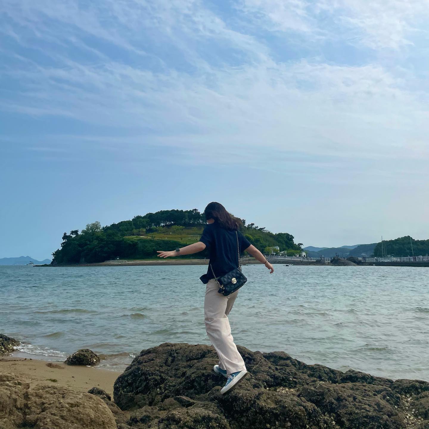 바다 최고 ~! 
오늘 여수 시청부근에 있는 섬인 장도를 갔다왔는데요 ! 전시회를 보고 싶었는데 하필 5월 10일 부터 시작이여서 오늘 못봤어요 ㅜㅜ 
다들 장도 방문하려면 그날 만조 시간이랑 전시회 일정 찾아보고 가세요 !!
