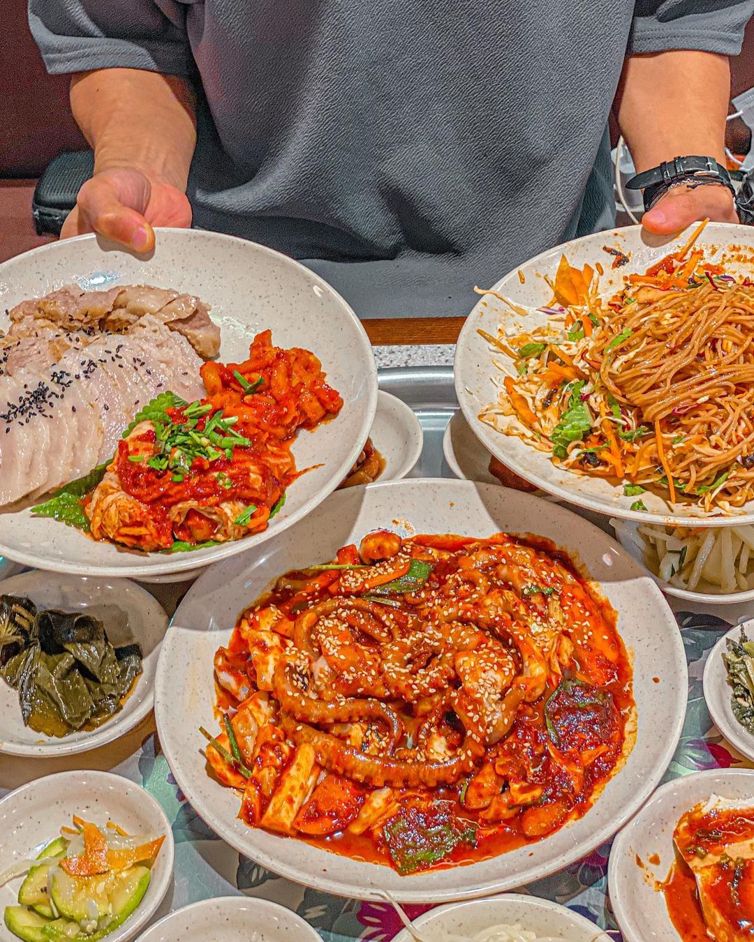 요우리, 맛있는 한 끼 on Instagram: “@@먹어볼래? #오봉집 #유료광고 입에서 낙지가 춤추고 보쌈으로 기름칠하고 새콤한 막국수로 더위까지 날리는 집 이 곳은 "오봉집 미아점"이다. 낙