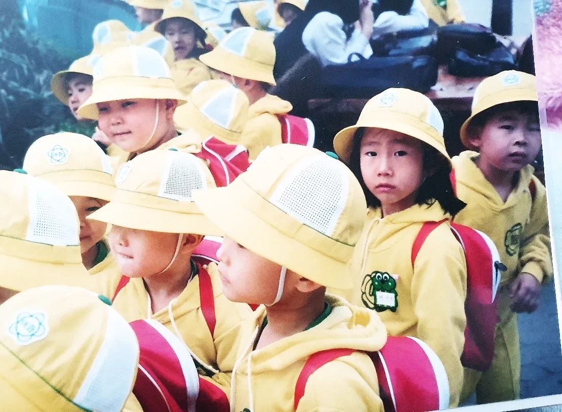 우리아이와 같은 나이의 나.
지금이랑 얼굴이 너무 존똑이다😝
나는 자연인이다

이때는 몰랐지
엄마가되있는 나를,
이때는 어른이된 내가 
궁금했고 시간이 천천히 갔는데..

어느새 어른이 되어있고
한남자의 아내가.
두아이의 엄마가.
되어있었다.

자라보니, 결혼해보니, 엄마가되어보니
얼마나 엄마아빠에게
사랑을 가득받고 자란건지 더욱 느끼게되어 감정이 물컹해졌다.
나도
어른답게 잘 나이들어야지
든든한 엄마가 되어야지

#엄마유치원때 #그시절