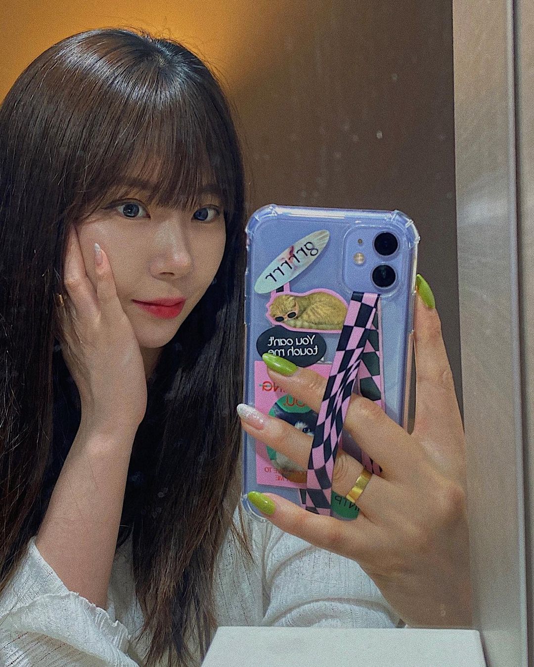 지금 on Instagram: “#협찬 ⠀⠀⠀⠀⠀ 충전할 때마다 케이스 뺏다 꼈다 귀찮았던 그립 톡 이제 안녕🙋🏻 그립톡충이 만난 하이 루프 스트랩:)🙋🏻 ⠀⠀⠀⠀⠀ * 핸드폰 안 떨어트리