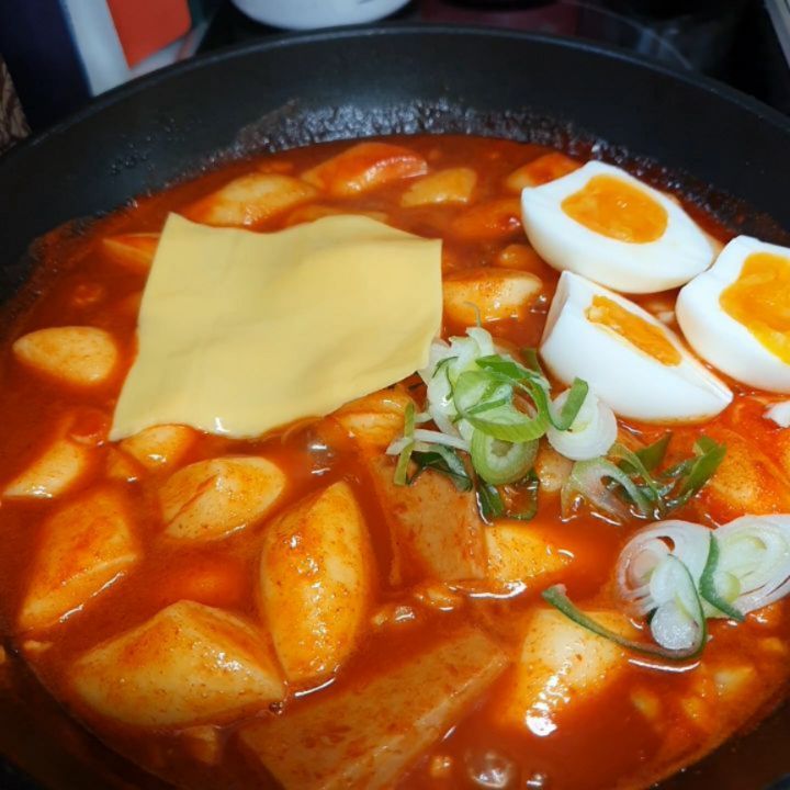 쪼으뇽 💕 (@eyvstory) posted on Instagram: “#광고 밀키트로 #떡볶이 처음 해봤는데 양도 넉넉! 라면보다 빨리 해먹을 수 있네요. 분말 소스라 조리가 쉽고 깔끔했고요. 특히 떡이 냉동이 아닌, 상