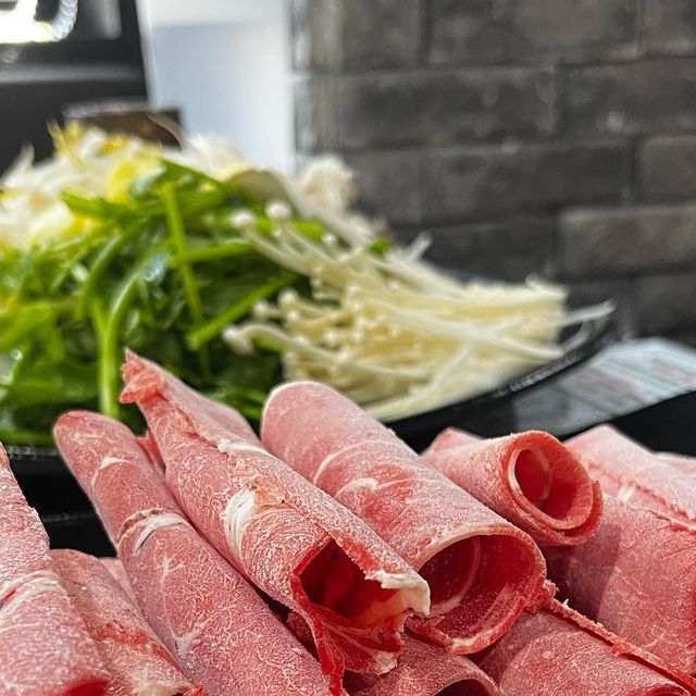 먹고살자 / 근데 맛있는거 🍽 on Instagram: "#협찬 용현동] - [큰손샤브샤브]
-
<얼큰 든든한> 샤브샤브 맛집
-
신선한 야채의 아삭한 식감도 물론 냄새나지 않는 고기가 얼큰한 육수와 어우러져 행복한 식사였다.
아삭야채 + 얇고 부드러운 고기 + 얼큰 국물한입 = 끝
-
매장에서도 맛있었지만 배달로도 받을 수 있어서 집이 가까워 종종 시켜먹을 예정.
-
대학교 근처답게 귀염뽀짝한 무민 모양의 죽 모양까지. 가성비 , 신선함 , 맛 , 아기자기 넘 좋았다.
.
- 위치 : 인천 미추홀구 경인남길 30번길 41 , 2층
- 전화번호 : 032-891-9982
.
.
#먹고살자🍽 #큰손샤브샤브 #인하대맛집 #용현동맛집 #먹스타맞팔 #먹스타소통 #먹팔맞팔 #먹팔 #맞팔 은 #댓글 #dm #선팔맞팔 #먹스타그램 #먹스타 #맛집투어 #맛집기록 #맛집스타그램 #맛집추천 #좋반테 #첫줄반사 #저녁메뉴 #얼큰 #칼국수 #요리스타그램 #인천데이트 #맛스타 #인스타푸드 #먹팔로우 #푸드스타그램"