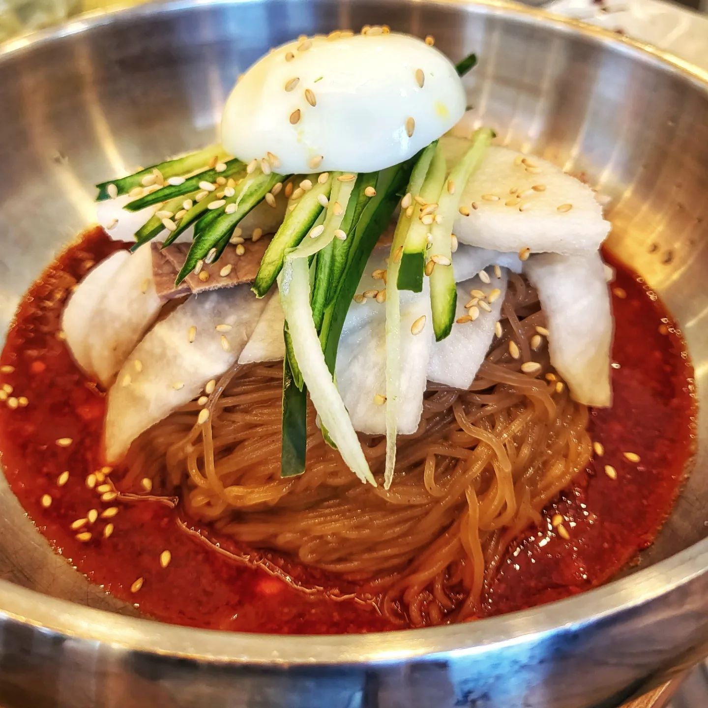 #협찬 #수원냉면맛집
⭐️배스타의 맛집 PR⭐️

광하👋
오늘 소개해드릴 맛집은 수원 권선동에 위치한 평양냉면 맛집인 #황해면옥 입니다🙋‍♂️

황해면옥은 대전 사리원면옥의 70년 전통을 이어가고 있는 곳이라고 해서 더욱 더 기대를 하며 방문했답니다😄

제가 친구들과 맛 본 음식은 평양냉면, 비빔냉면, 김치비빔(소), 왕만두 이렇게 총 4가지 메뉴입니다😛

우선 냉면의 육수부터 말씀드리면 소고기 양지와 사태를 오랜시간 삶아서 직접 담근 시원한 동치미와 배합하여 육수를 만든다고 하니 어쩜 이렇게 진하고 담백하고 깔끔할 수가 있는지😆 고기향도 가득해서 너무나 끝내주는 육수였습니다😋

냉면의 면발도 찰지고 부드러워서 먹는내내 쫄깃한 식감이 감돌았습니다🙌

김치비빔은 처음에 그냥 볶음김치겠구나 생각했는데 제 착각이었습니다🤣
푹 삶은 양지고기와 숙성시킨 김치와 양념을 버무려서 만든 것인데 냉면과 곁들여서 먹으니 아주 일품이었어요👍
특히 술안주로 먹으면 좋을 것 같았습니다😝

왕만두도 안에 얼마나 속이 꽉차있던지 진짜 만두를 좋아하는 사람으로서 너무나 만족스러웠습니다🥟

다가오는 무더위에 꼭 방문하셔서 시원함 만끽하고 가세요🥳

📍위치 : 수원시 권선구 세지로112번길 56
(수원시청역 5번 출구에서 도보 880m)
📍영업시간 : 매일 11시~21시
.
.
#수원맛집 #평양냉면 #권선동맛집 #수원평양냉면 #수원시청역맛집 #냉면맛집 #평양냉면맛집 #만두맛집 #김치비빔 #수원맛집추천 #냉면맛집추천 #맛집추천 #배스타 #배스타그램 #먹스타그램