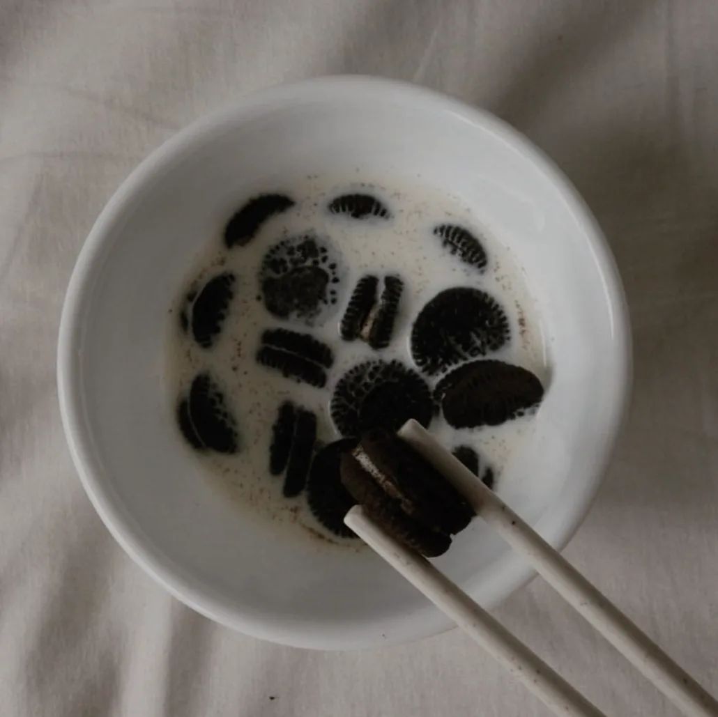 색상,채도 없고 명도만 있는 무채색 (명도가 가장 낮음)