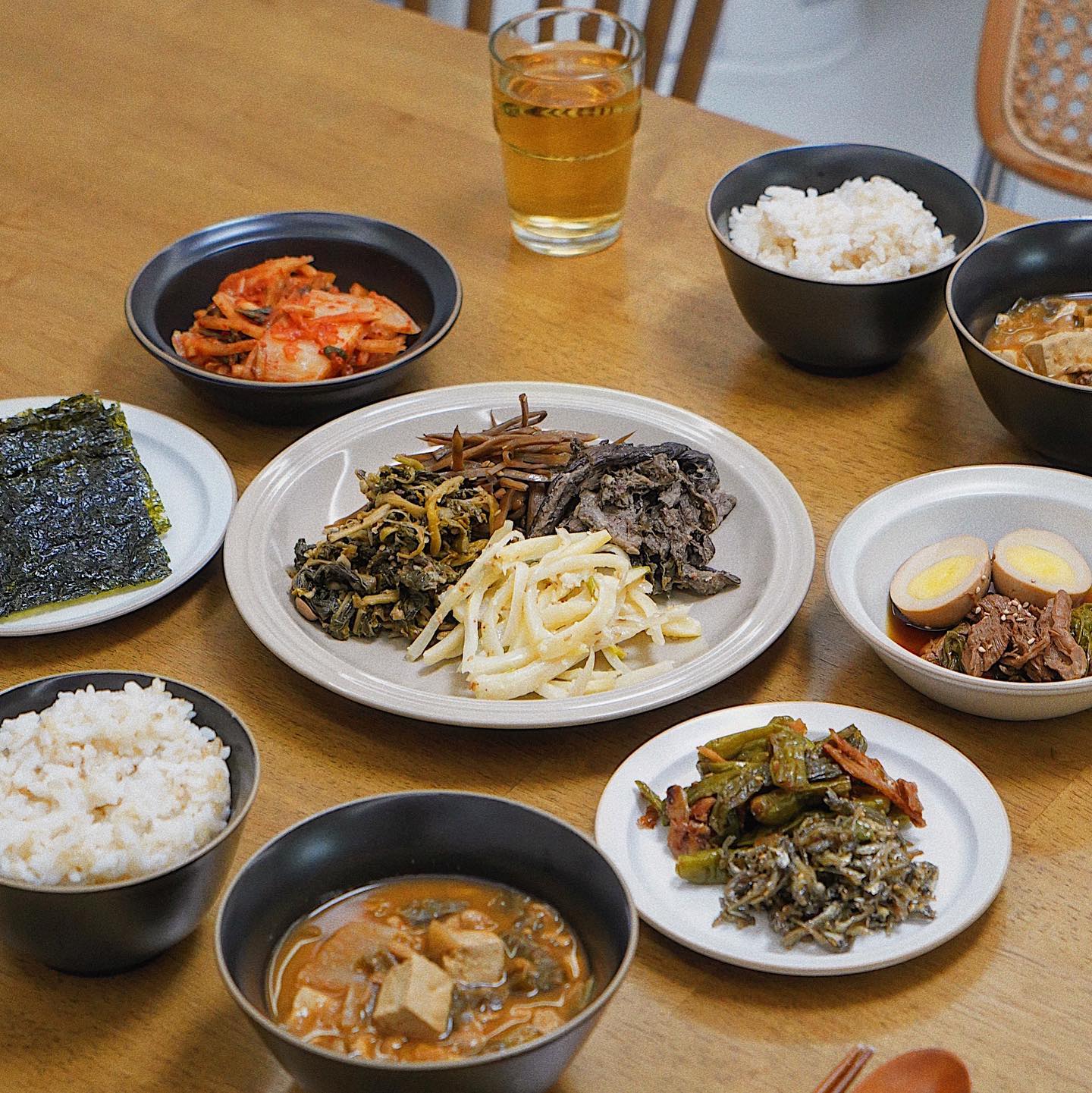 _
우리 부부가 좋아하는 건강 돋는 나물 반찬 💪🏼 
청국장까지 끓여내 시골 밥상 컨셉으로👩🏻‍🌾