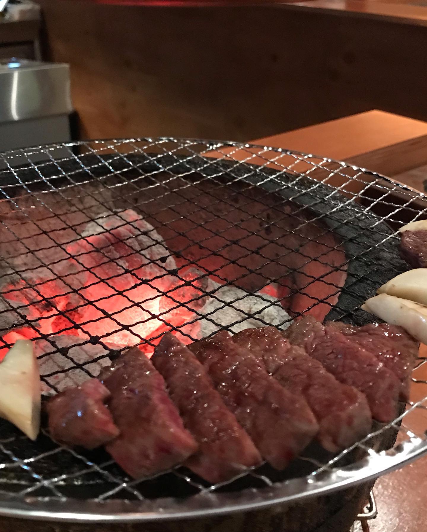 한우 오마카세 🌸
성수동 우시야 🌹
이렇게 두꺼운 차돌박이는 처음 보네.
너무 맛있고, 분위기에 취하고
마지막에 서비스로 주신 저 사케는...
상큼 그 자체 🌕
.
.
.
.
.
.
.
.
.
.
.
.
#성수동맛집 #성수맛집 #우시야 #맛집 #한우오마카세 #한우 #먹스타그램 #일상#소통 #데일리 #선팔 #맞팔 #좋아요 #반사#성수맛집 #좋은하루
