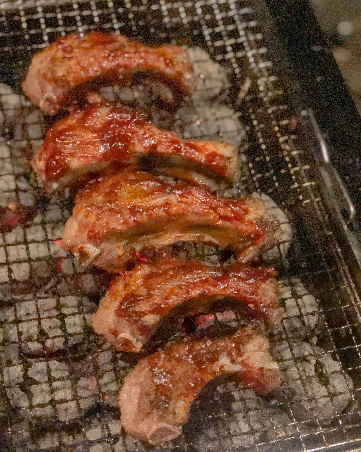 #캠핑요리

쪽갈비는 손으로 잡고 뜯어야 맛이지
네이처하이크 화롯대에 숯이좋아서 보이는거 닥치는대로 구워먹기

직접 만든 소스 너무 맛있다고
극찬을 극찬을😁
씹고뜯고 맛보고 즐기는
캠핑의 두번째 밤✨✨