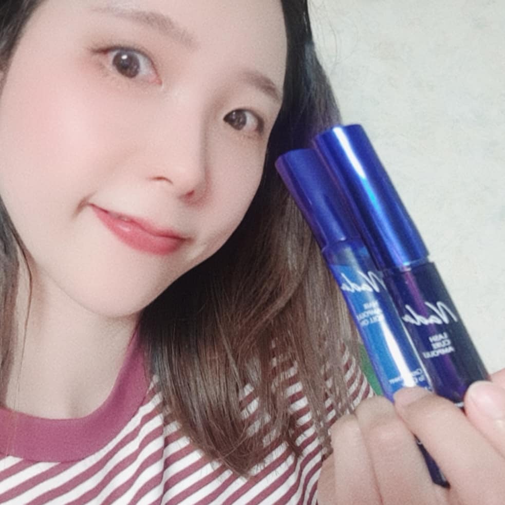 #협찬 
빈약한속눈썹+헤어라인 고민이라면
간편하게 영양듬뿍 홈케어할 수 있는 
오제끄 나다라인제품 
M자헤어라인케어 나다 헤어앰플롤온
속눈썹영양케어 나다래쉬큐어앰플 꿀조합! 
추천드려보아용~!

먼저 헤어라인+탈모앰플 나다 헤어앰플롤온은 
자극없이 순해서 데일리로 탈모헤어라인케어하기딱! 
바르고 나면 산뜻+개운한 느낌~ 
쿨링감우왕굿! 
롤링할수록 시원하니 좋더라눙ㅎㅎ 
릴렉싱되는기분'ㅅ'

손에 안묻어나고 
모발생성 두피진정 모근+두피강화에 
도움을 줄 수 있다고 하니까 
꾸준히 써보려고해용~! 

슥슥 바르면되서 
언제어디서든 간편하게 
사용할 수 있어서 좋더라구용~!

나다래쉬큐어앰플은 
유럽특허 단백질 카픽실듬뿍!
순해서 그런지 눈시림이없어서 
예민보쓰인 제가 쓰기에도 괜츈!
데일리 속눈썹케어하기 딱!

아이케어 특화 두가지타입 
듀얼 어플리케이터로 바르기 편하고 
속눈썹앰플을 골고루 바르기 좋더라구용~! 

데일리로 속눈썹영양케어해주니까 
속눈썹펌연장으로 빈약했던 속눈썹이 
덜빠지면서 촘촘하니 힘이좀 생긴느낌~ 
건강한 속눈썹을 위해서 
꾸준히 발라봐야겠어용~! 
.
.
.
.
.
#첫줄 #일상 #daily #뷰티스타그램 
#헤어라인 #헤어라인앰플 #탈모앰플 #탈모헤어롤온 #속눈썹영양제 
#속눈썹앰플 #속눈썹영양제추천 #출산후탈모앰플 
#출산후탈모 #출산후관리 #직장인필수템 #속눈썹연장 #여자친구선물 
#남자친구선물 #부모님선물 #나다헤어앰플롤온 #나다래쉬큐어앰플
#운동하는여자 #첫줄반사 #좋반 #좋테 #l4l #셀카 #셀스타그램 #얼스타그램