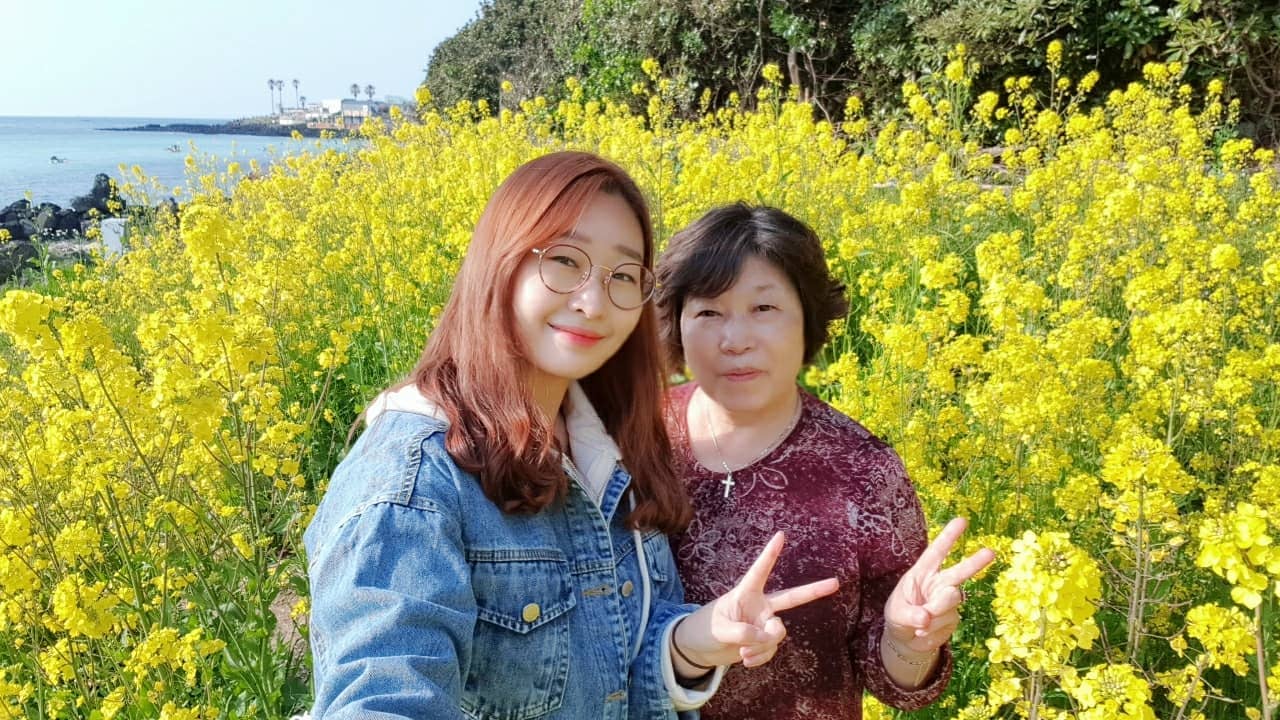 너무 예뻤던 제주도 유채꽃밭에서 엄마랑😘
.
.
#제주도 #애월 #한담해변산책로 #유채꽃 #곽지해수욕장 #에메랄드빛바다 #힐링여행 #엄마랑나들이❤️ #일상 #여행사진