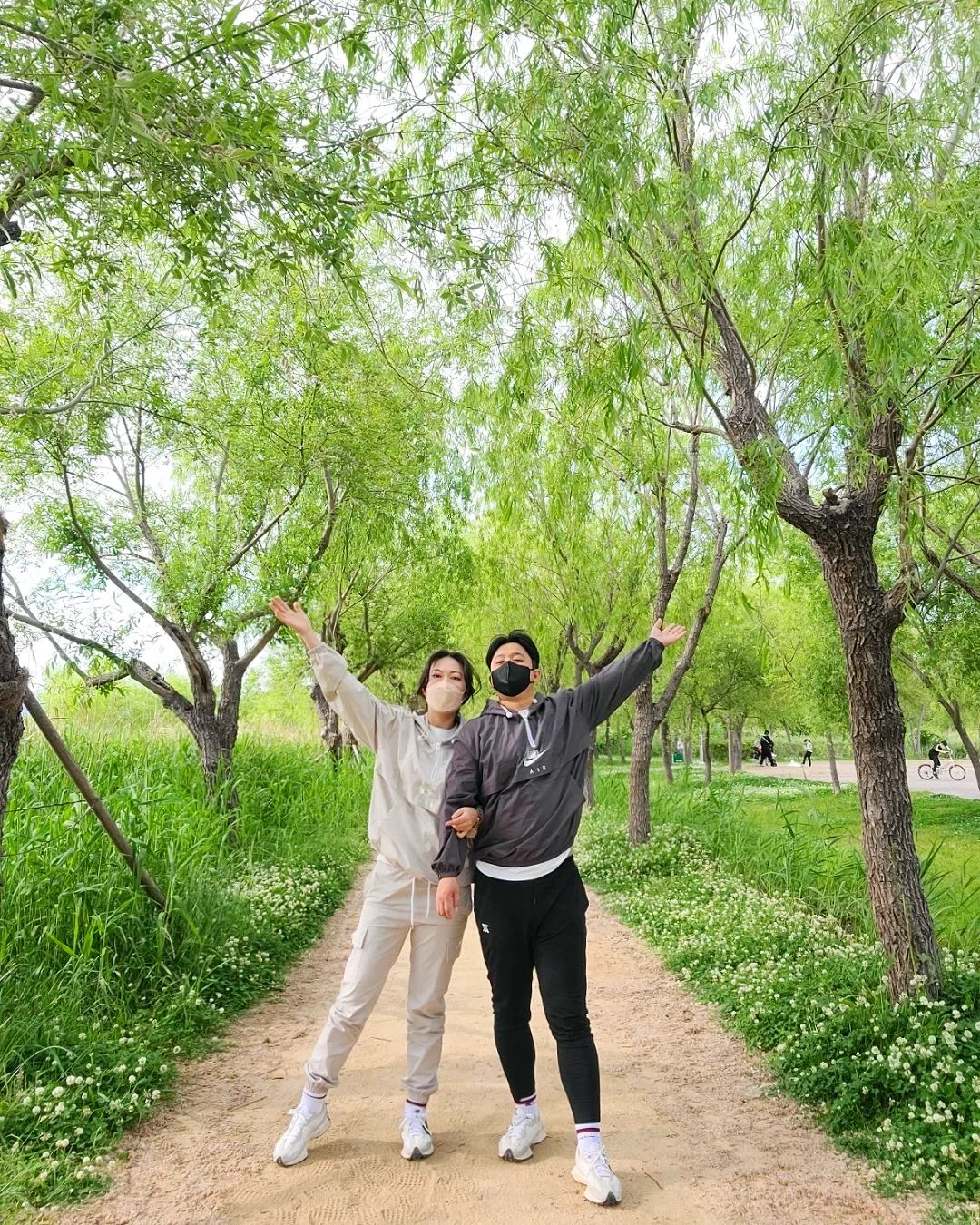 5월은 사랑💚
드뎌 새로산 텐트 첫개봉!!
날씨도 선선하고 평화로운 향기 너무 좋네요
이래서 다들 캠핑에 빠지나봐요😆
남푠은 코골고 주무시네요😆😆
다들 즐주말 보내세요💛💛

#주말 #캠크닉 ⛺️
#럽스타 #럽스타스램