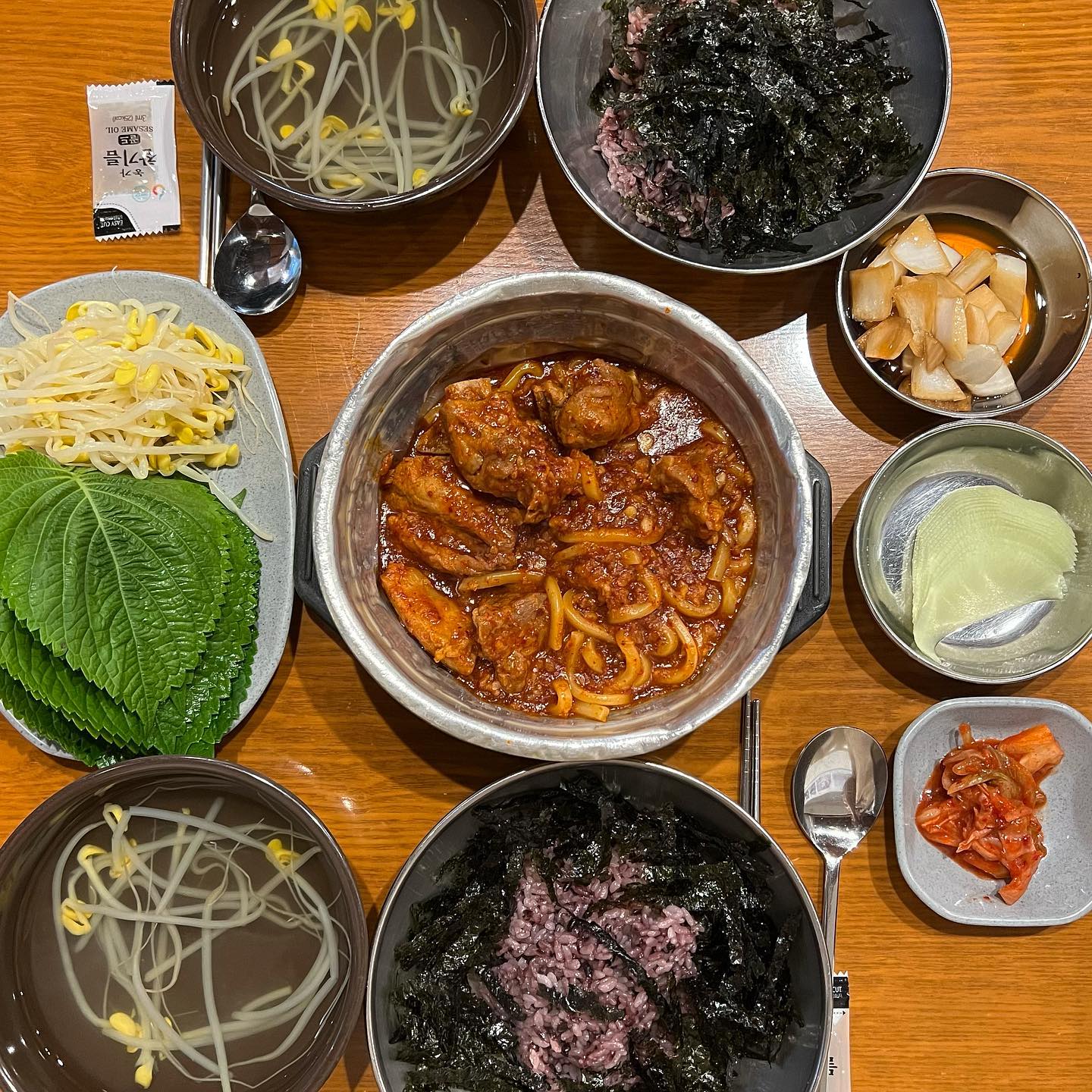 📌대구 중구 #회오리식당

☑️대구 중앙대로77길 36
☑️화~일 11:00-20:30
☑️월요일 휴무

🐷🧄마늘돼지갈비찜
회오리식당에 체험단으로 선정되어 맛있는 갈비찜을 먹고 왔어요!
맵기는 신라면정도의 보통맛으로 먹어봤는데 맛있게 매콤했습니다😆

갈비도 부드럽고 우동면도 쫄깃!
맥주랑 먹어도 꿀맛입니다🤤
갈비찜과 콩나물 국 제외 모든 반찬은 셀프라 원하는 만큼 덜어먹으면 되더라구요👍🏻
디저트 아이스크림으로 마무리〰️하고 한끼 식사 든든하게 먹고 왔어요💞