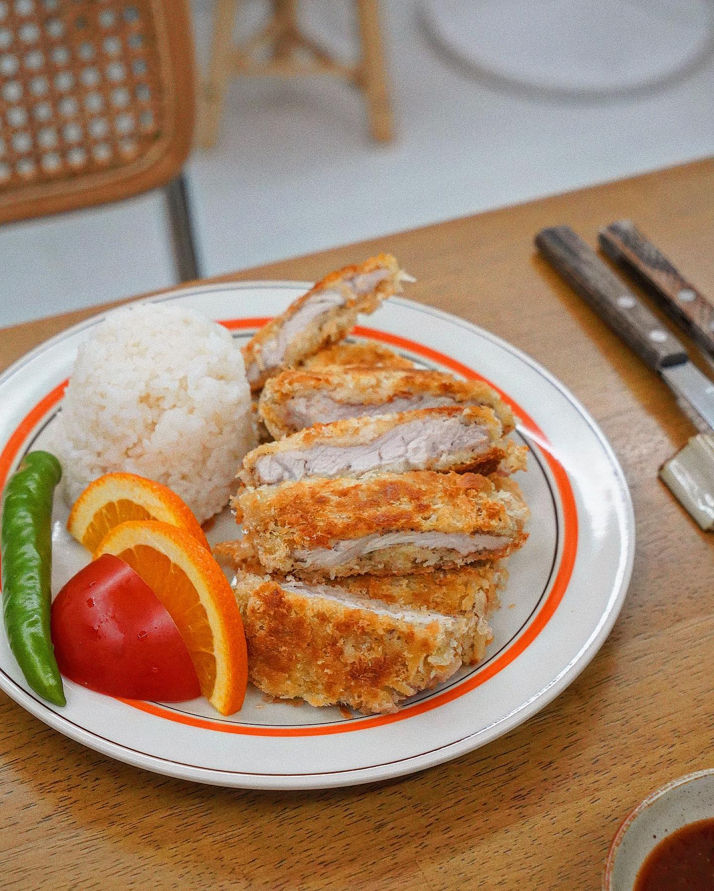 #협찬 #유혜광돈까스 

돈까스는 주기적으로 먹어줘야 줘😉
진짜 맛있다고 소문난 유혜광 돈까스! 먹어봤습니다! 🤓

제주에서 직송 받은 흑돼지 통등심을 사용해서 두께도 도톰하고 튀김옷도 바삭한게 맛있었어요 크기가 작다고 생각했지만 
두께가 엄청나서 1개도 배불렀어요 😆
게다가 식감도 부드러워 아이들도 맛있게 먹을 수 있겠더라고요 👍🏼
고기는 두툼하지만 잡내가 없고 후추맛이 고기의 풍미와 잘 어우러져 마음에 쏙 들었어요! ✨

수제 치즈 돈까스도 먹어봤는데요 가끔 치즈가 많이 들어간 돈가스를 먹다보면 느끼할 때가 있는데 유혜광 치즈돈까스는 고기 함량 50% 
치즈 함량 30%의 황금비율로 제작되었다고 합니다. 😉
그래서 그런지 고기의 씹히는 식감과 육즙, 치즈의 풍미까지 느낄 수 있었어요!
 
소스도 직접 만든다는 유혜광 돈까스! 
국내산 양파와 사과를 갈고 끓여서 만든 🧅🍎
소스라 그런지 단맛이 끈적이지 않고 깔끔한 게 돈가스와 아주 찰떡궁합이에요💯
 
우리집이 레스토랑 맛집이 되는 유혜광 돈까스! 집에서 간편하게 즐겨보세요!

#돈까스그램 #돈까스는유혜광하세요 #돈까스소스 #돈까스스타그램 #돈까스추천 #돈까스맛집 #돈까스먹방 #돈까스맛집추천 #치즈돈까스맛집 #치즈돈까스추천 #등심돈까스맛집 #등심돈까스맛집추천 #등심돈까스추천