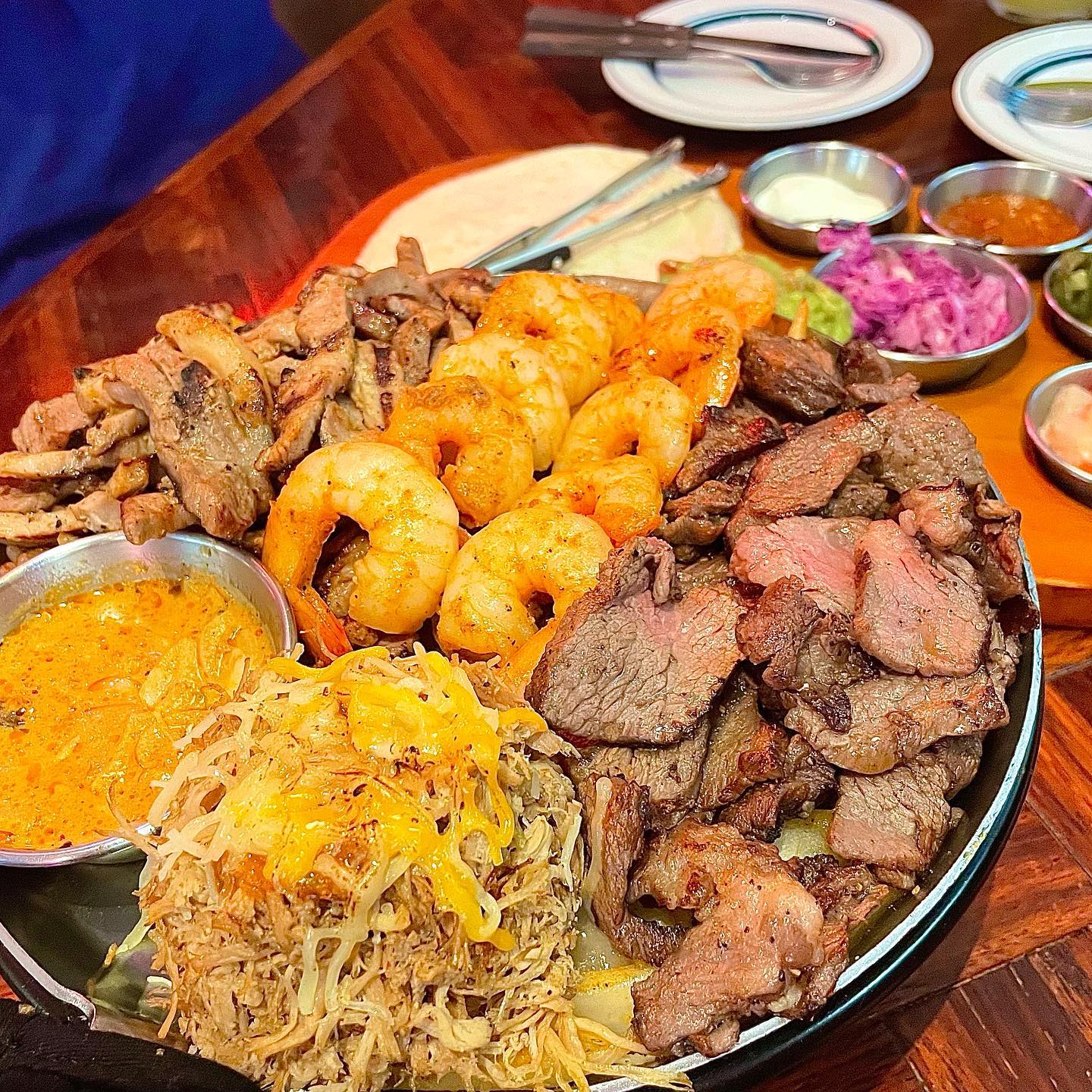 수원 롯데몰가서 쇼핑하고 영화보러갔다가
배가고파서 여긴 먹을거없나보다가 찾은 맛집!
보니깐 롯데몰에서 낙원타코가 좀 많이 유명한거같다,,
딱 점심 피크일때가서 그런가 웨이팅이 진짜 쩔었다,,
10팀이상이 앞에 기다리고있었고 다이소도가고 옷가게도가고
진짜 1시간이상 기다려서 겨우 들어간거같당😂😂
여기 타코 먹어보고싶어서 기대하고 끝까지 기다렸답,,
드뎌 내 이름이 불리고 둑흑둑흔!
드가자마자 젤 베스트메뉴 시키고 얌전히 대기! 🙏🏻

비주얼이나 맛이나 기다린보람이 있더라🥰
아보카도를 좋아해서 과카몰리소스도 시켜봤는데 후,,
넘맛 이러니 살이찌지🐷 생각보다 소스와 조화가 너무 좋았구
고기부터 새우까지 다 맛이 굿굿!
또띠아와 그외 소스는 필요하면 추가해서 더 먹을수있었당
사이드로 감튀스파게티도 시켜서 먹었는데
넋놓고 먹는바람에 사진이 없답,, 쩝,,🥲
근데 진짜 타코 좋아하는사람은 한번쯤 가보면 넘 좋을듯!
.
.
📎낙원타코
📎프렌차이즈점<롯데몰수원점>
📎 경기 수원시 권선구 세화로 134 롯데몰수원점 3층