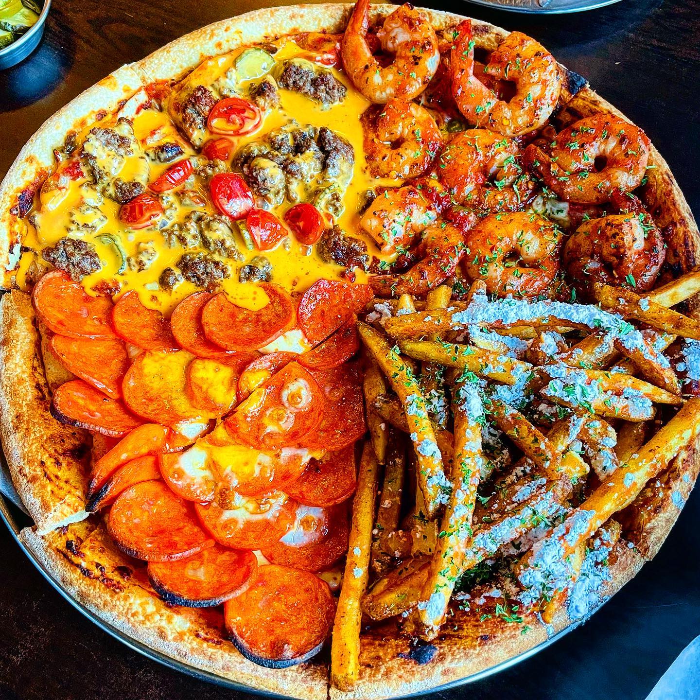 #협찬 🏷백스트리트피자 연남점

연남동 피자맛집 
백스트리트피자 !
피자한판에 4가지맛이 있어 질리지 않게 먹을 수 있고, 번갈아가며 먹어보는 재미까지 🫡😍
원탑은 쉬림프 갱스터
다음은 포테이토피자다.
감튀는 엄청 바삭해서 더 맛있음👍
사실 피자크기가 커서 2조각만 먹어도 배가 부르다😂
연남동에서 피자집 찾는다면 백스트리트피자🫢🐥

+사이드 메뉴로는 치즈볼 무조건 추천
베이킹 소다가 위에 뿌려진 치즈볼인데 찹쌀치즈볼이라 엄청 쫄깃하고 바삭함 !! 
.
.
.
#연남동맛집 #연남동핫플 #연남동피자 #피자맛집 #홍대맛집 #홍대피자 #홍대피자맛집 #연남동피자펍 #연트럴파크맛집 #연트럴파크피자맛집 #연남동피자맛집 #연남동피자집 #연남동데이트 #먹스타그램 #먹스타맞팔 #먹스타그램맞팔 #먹스타맞팔 #먹스타그램촵촵 #피자맛집🍕 #foodporn #foodstagram #foodblogger #likeforlikes #likeforlikeback #like4likes #like