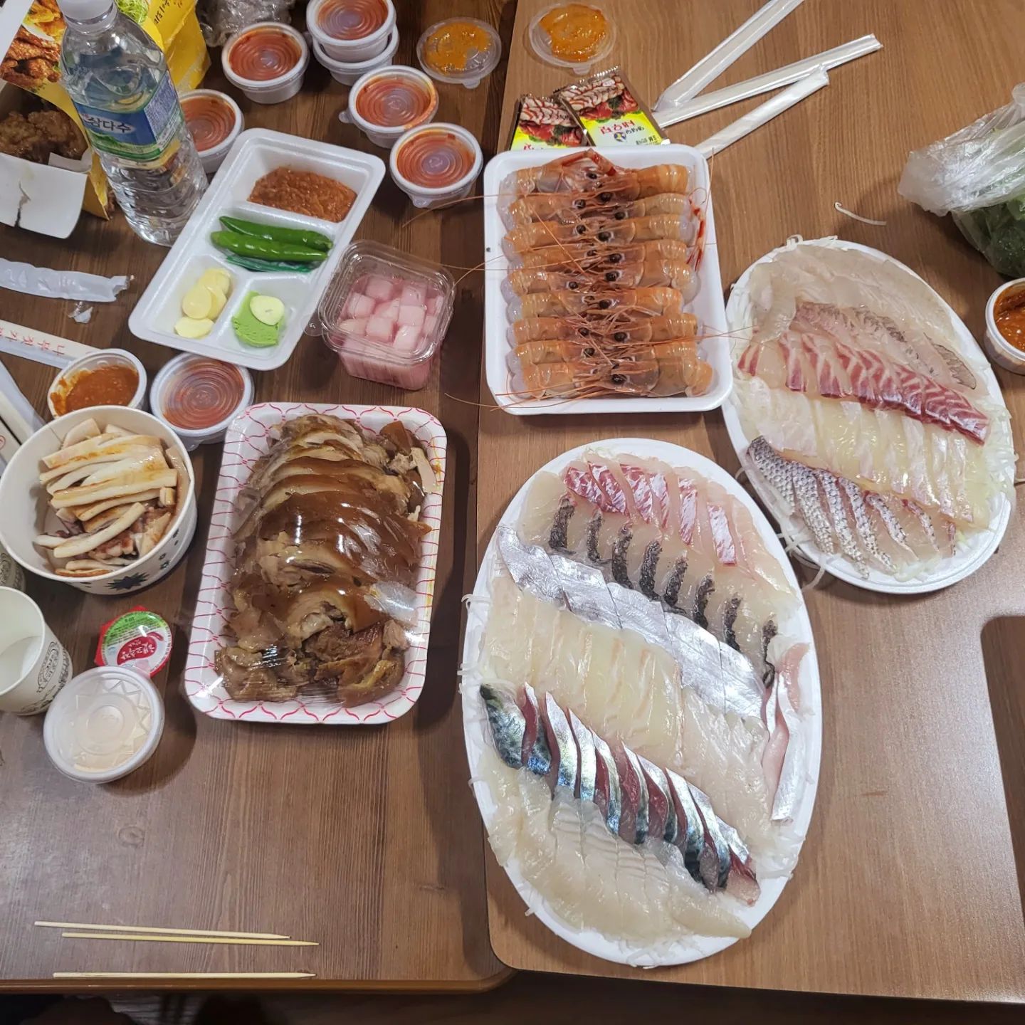올레시장 딱새우. 고등어회 처음먹어봄 고등어 넘 맛있음ㅋㅋ 신화월드가따가 배고파서 흡입. 다먹고 라면 으로 마무리~~
#딱새우#고등어회#모듬회#족발#마농치킨#소맥이 진리
