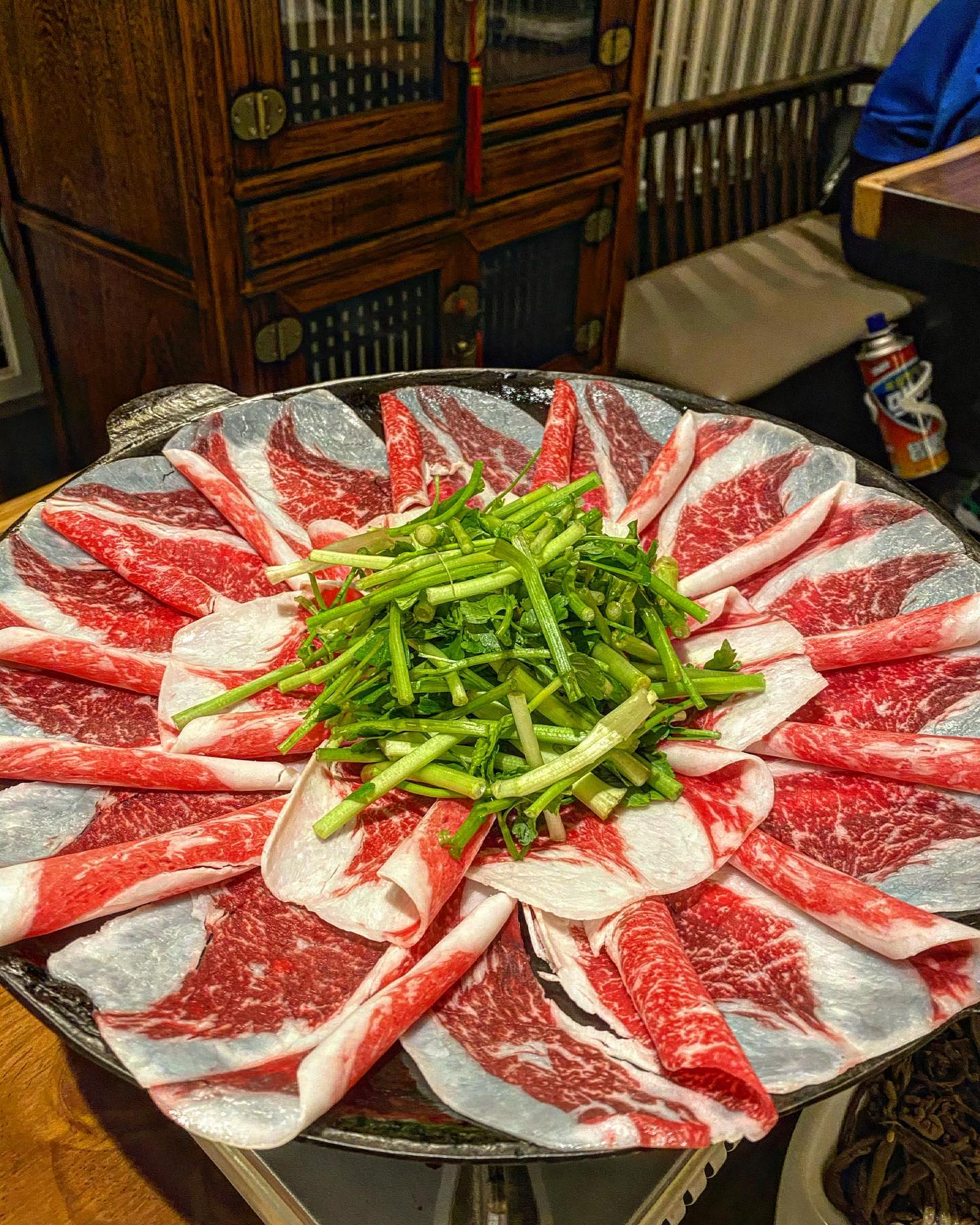 #강남맛집 #한미옥
⠀
✔ 차돌구절판 中 + 메밀전병 추가
✔ 된장술밥 + 냉이추가
⠀
최근 줄서는 식당으로 찐 핫플 된 한미옥✨
제가 한번 다녀와봤습니다!!!
보자마자 왜 핫플인지 이해가는 비줠의 차돌구절판🤍
다양한 재료랑 함께 먹는 차돌박이는 그저 믿먹이고,,
하이라이트는 센터 계란찜이에요!!!!!!!🥚🥚
아니 고기 기름에 굽는 계란찜이라니,,?
상상이 안되지만 일단 드셔보십셔;;;
메밀전병 + 차돌박이 + 계란찜 + 야채는 취향껏!
정말 눈도 입도 즐거운 맛이에요,, ㅠㅠ 🌟
먹다보니 속이 느끼하다? -> 된장술밥으로 2차 가보자고 ㅋ
냉이는 불호이긴 했지만, 술밥은 🌈존💕㉯ 맛있어요
그냥 술이 술술술 계속 들어가는 음식의 향연,,,
방문하실 분들은 무!적!권! 테이블링 원격줄서기 ㄲㄲ
지옥의 웨이팅이지만, 한번쯤 가볼만한 곳이라고 생각합니도➰👍🏻

🐷 강남 한미옥 🐷
⠀
#러비더비로드 #러비더비_강남