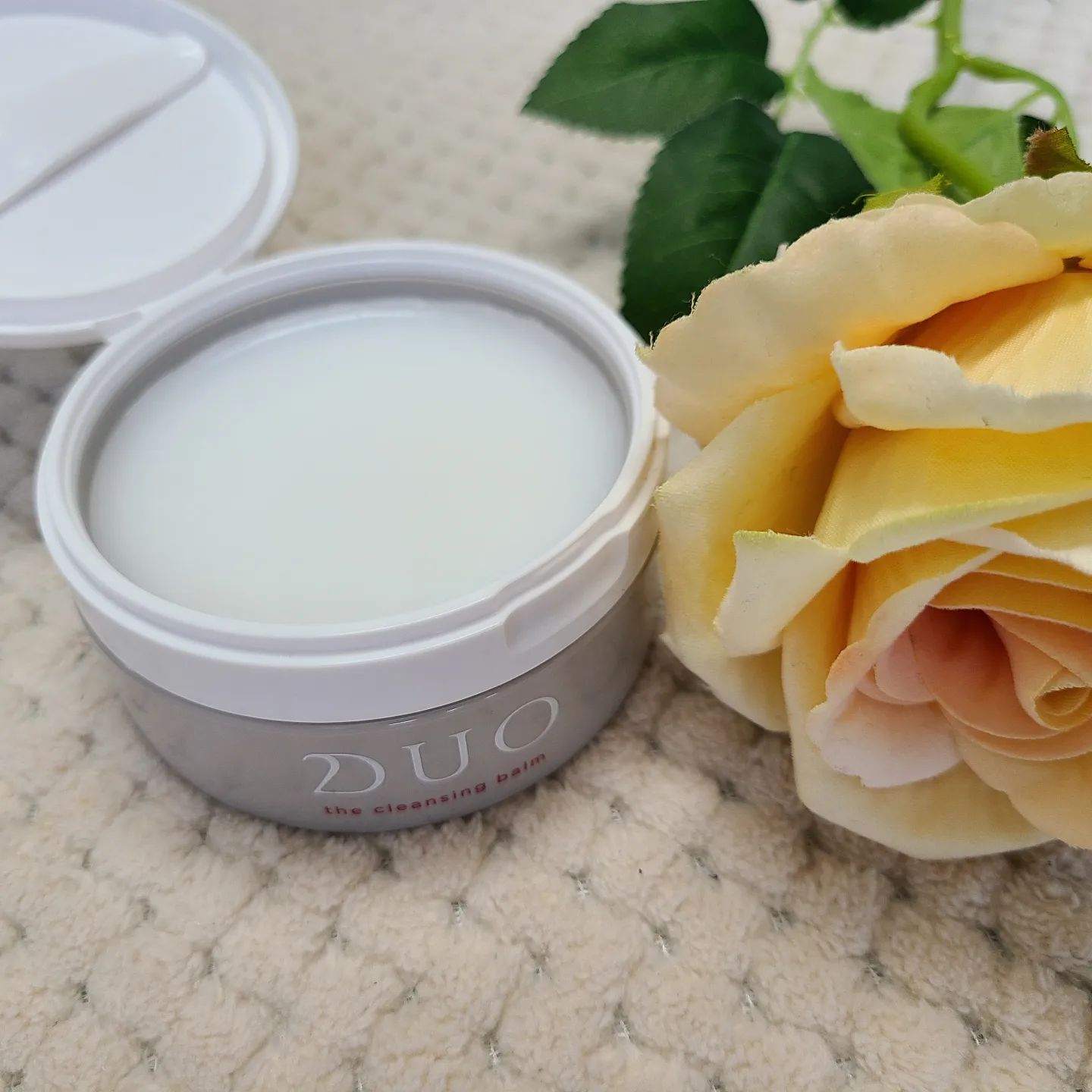 #할인구매 duo_cosme_kr #듀오클렌징밤 #저자극클렌저
촉촉한 올일원 듀오클렌징 밤 

피부관리의 기본은 클렌징이죠~ 메이크업이 깨끗하게 지워지지않으면 모공도 넓어지고 피부트러블도 금방 생겨서 정말 클렌징의  중요성을 새삼 느껴요😊듀오 클렌징 밤은 식물에서 추출한 에센션 오일로만들어 세안,각질케어,마사지,트리트먼트의 다섯가지 용도로사용할 수 있어요🥰
저작극임에도 메이크업 부위에 발라서 문질러 주면 화장이 녹는느낌이 들정도로 정말 깨끗한 클렌징이 가능해요 ~이중 세안이 필요 없을 뿐아니라 사용 후 피부를 만져보면 촉촉하게 매끈해진 걸 느낄 수 있어요☺️뚜껑 안쪽에 전용 스파츌러가 있어 간편하고 청결에도 좋아요 
3초에 1개씩 팔리는 아시아 클렌징밤 넘버원일만 하죠👍

#올인원클렌징 #클렌징밤 #안색개선 #블랙헤드 #주름개선 #모공케어 #촉촉한클렌저 #듀오 #duo