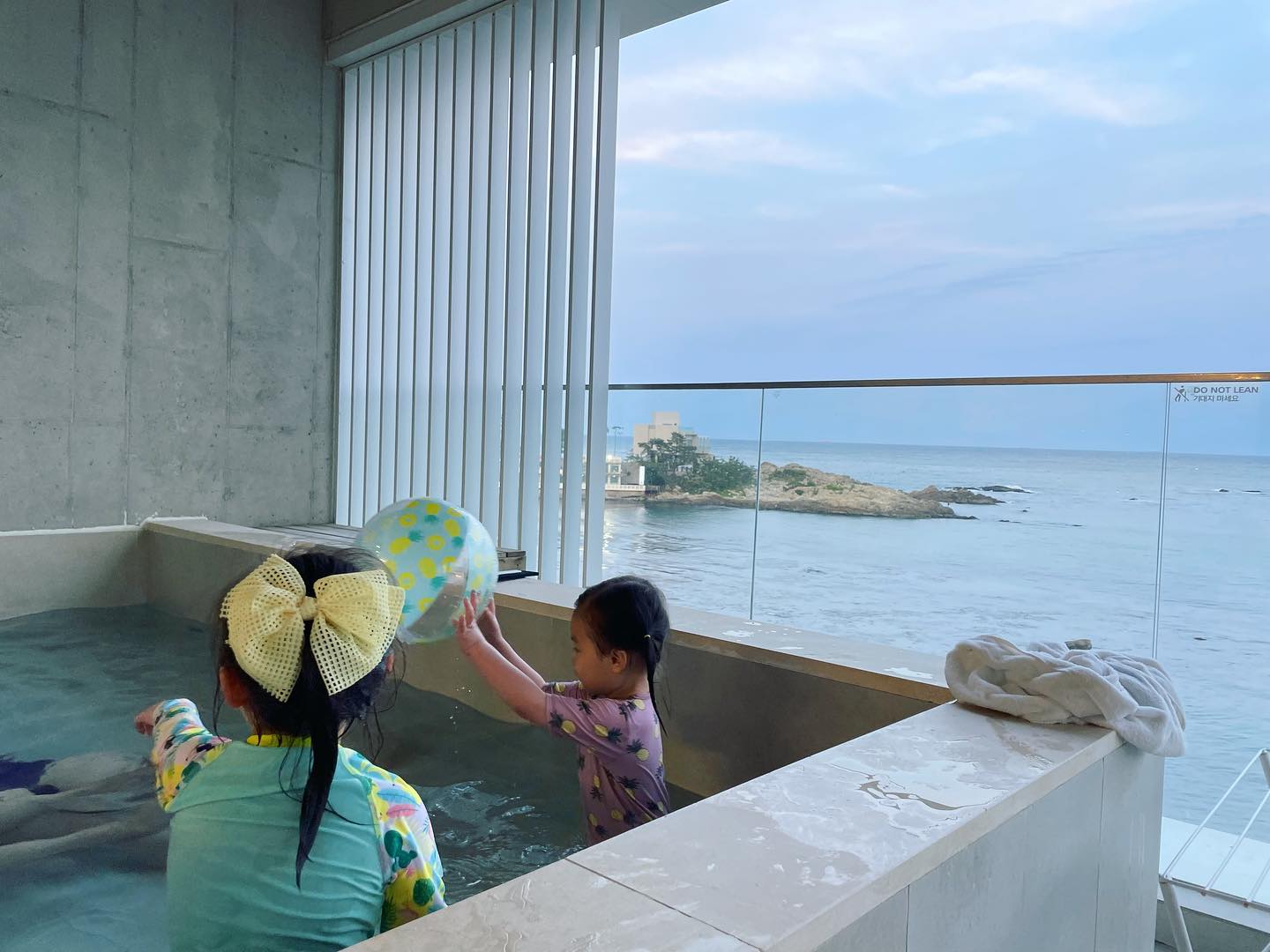 🌊오션뷰가 넘 운치있던 풀빌라 

삼초니랑 숙모덕분에 
라엘이 하음이가 신나게 놀고 왔네☺️

아빠퇴원하면 올 여름엔 온가족 모두가 가면 좋겠다🫶🏻

#부산여행기록❤
#다음가족여행을기약하며🫰🏻 
#타이드어웨이풀빌라