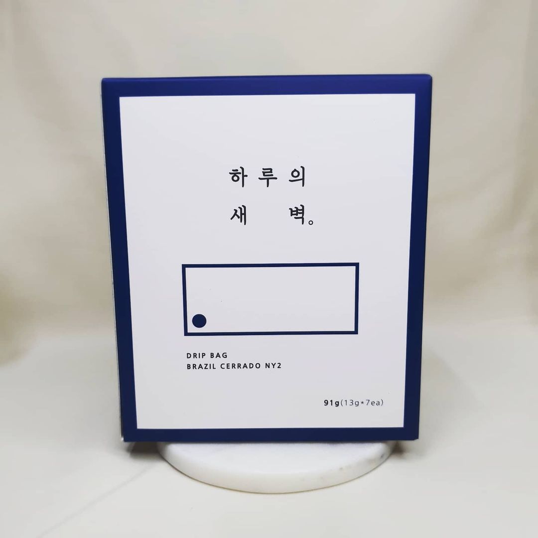 효효꼬 on Instagram: “#하루의시간 #하루의새벽 커피를 워낙 좋아하는데 출근해서는 사먹거나 타먹거나 여서 맛있고 풍미가 깊은 커피를 먹기 힘들었는데 하루의시간 드립백 하나 있으니 매