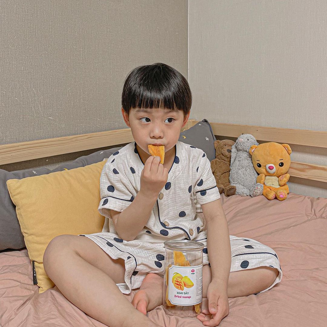 🅸🅷🆈🆄🅽🅽🆈 on Instagram: “#협찬 요즘 이현이가 푹 빠진 건망고 🥭 쫄깃하면서도 새콤달콤한 맛에 자꾸 손이가요 🙌🏻 베트남 THD 건망고는 다낭 롯데마트에서 판매하는 제품으로