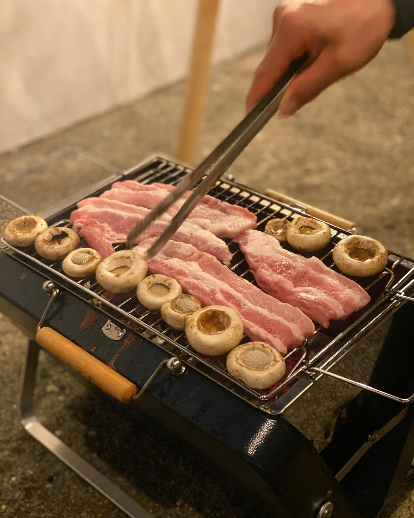 [광고]

🏷️오슬로 아웃백 캠핑화로

화로가 색감도 너무 예뿌고 미쳤🔥
접이식이라 보관도 넘 쉽고,
한손으로 들고 가지고 다니기 편해서 
앞으로 요거만 들고 다닐거 같다🤔

🤍그릴,화로대, 케이스 일체형화로
🤍빠른 5초설치
🤍높낮이 조절 가능한 리프트 그릴(M,L)
🤍간편한 분리세척
🤍헤머톤 코팅의 견고한 디자인 케이스