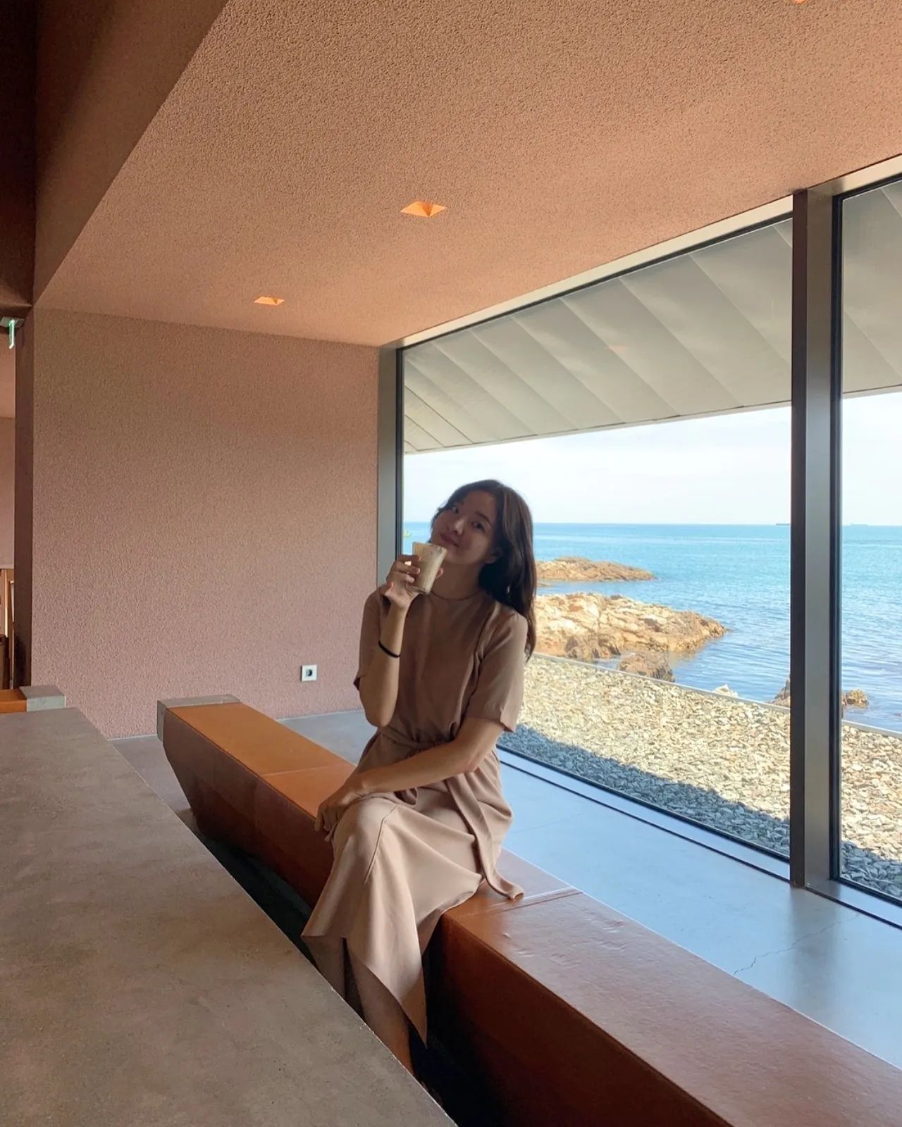 부우우산 여행. 창문으로 바다가 담기는 #피크스퀘어 바닐라크림라떼 두잔도 마실 수 있음...🤍 
.
#부산데이트 #부산여행 #기장 #육아탈출