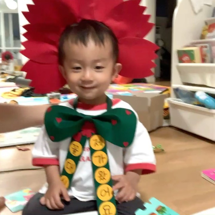 두서없는 ,,, 
어린이날부터의 이슐 ㅎㅎ 
저 카네이션 머리띠는
부산에선 그나마 쓰고 있었지만
창원 할미집에선 등장때만, 
스승의 날 어린이집 등원 땐 까먹고 못했고, 
지난 주일에도 잠시만 썼더랬다,, 
결국 
집에서 연습삼아 찍은 동영상이 제일 잘 나왔다,,,,,,,😂🤭

아빠란 말도 잘 하고, 
핑퐁이 되니 재미있다. 
물론 핑퐁이 되어 더 빡치게 되는 부분도 있지만,,,, 
결론은 시율이의 귀여움과 나의 인내심은 반비례하다는 것,,,, 그냥 그런 시기인 것,,,, 그래도 사랑스러운 것,,, 
물고 빨 수 있을 때 열심히 더 사랑해줄게!! 
#이슐사랑해 #지금처럼만건강하자 #세가족건강하게 #21개월