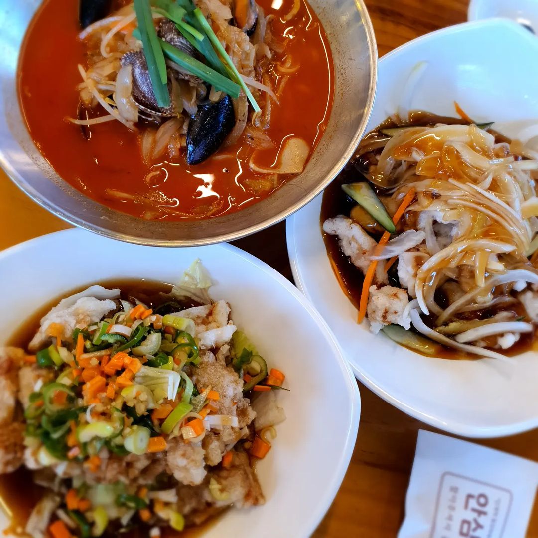 효꼬 on Instagram: "#협찬

12시 예약하고 방문했는데 점심시간인지 사람이 꽤나 있더라구요
저희는 일반짬뽕과 유린기미니, 탕수육미니 주문했어요
*짬뽕은 매운짬뽕이 따로 있으니 참고* 

실내는 비교적 깔끔하고 중국풍 분위기가 나더라구요~
내부의 룸도 있어서 어른들 모시고 가기에도 좋을거같아요!
특히나 화장실이 내부에 있는데 남/녀 나누어져 있어요^^

근처에
칼리오페,애버랜드,3군사령부 등 뭐가 많더라구요
점심먹고 카페 가기에도 좋고!
애버랜드에서 놀고 집에 가기전에 저녁 먹고 들어가기에도 좋을거같아요

무엇보다 제가 반한건 셀프바!!
셀프바엔 김치 단무지 양파 뿐 아니라 밥까지 제공된다라는 사실!!
그래서 저희 대식가 커플은 짬뽕에 밥까지 말아 먹은건.....쉿!ㅋㅋ

그릇도 일반 싸구려 플라스틱이 아닌 토기그릇이라서 환경적으로도 그렇고
품질도 더 높아지는거 같아요

탕수육과 유린기는 미니인데도 불구하고 양을 보세요
미쳤습니다진짜! 왠만한 중국님 소~중 사이정도 되는 양이에요!
또 안에 살은 얼마나 토실하고 잡내도 나지 않고 좋은지..
찹쌀가루로 튀겨져 쫀득하니 정말 맛있더라구요

짬뽕또한 가진 해산물들과 호로록 맛있는 면까지!
잔뜩 들어있는 해산물로 인해 시원해진 국물이 너무 좋았어요
그래서 그런지 밥을 안말아 먹을수가 없더라구요

직원분들도 너무 친절하시고 나올때까지 기분이 좋았어요

Ps.배달도 가능하다니 주변 사시는분들은 꼭 한번 시켜드셔보세요

#용인공리 #용인맛집 #애버랜드맛집 #칼리오페 #용인중국집 #3군사령부 #맛집추천
#중국집추천 #회식장소 #외식장소 #용인회식"