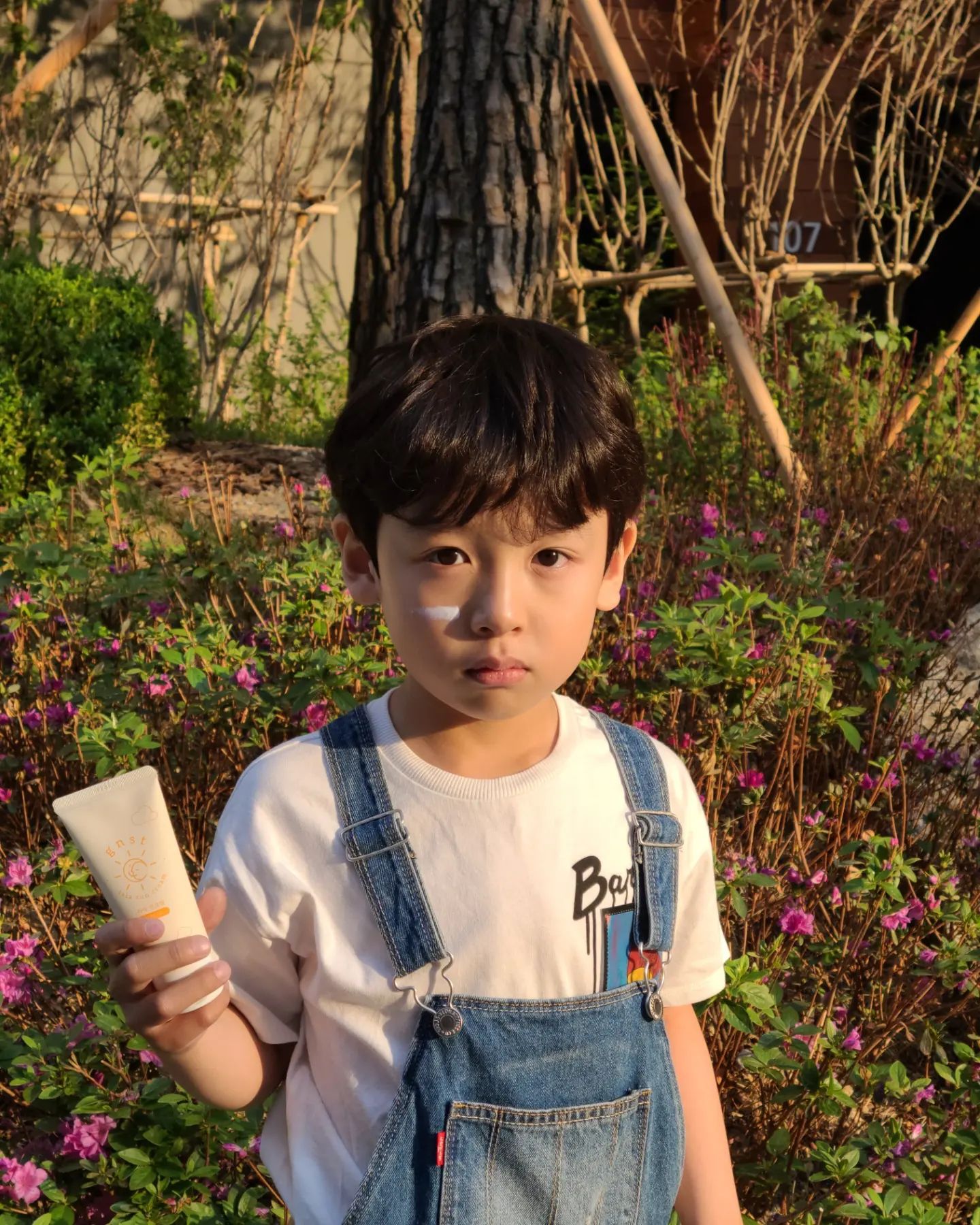 #협찬 
gnst.official

짜잔👋
깜둥이가 된 워니피드🧒🏾

사이판여행 다녀오고 
급격히 까매진 워니입니다 ㅋㅋ

깜둥이에 앞니까지 빠져서 
외모비수기 절정인데ㅋㅋ

라라선크림 덕분에
더 타지않고 촉촉한 피부 유지중✌️

부드럽고 촉촉한 순한 
무기자차 gnst 라라선크림🤍 

끈적이지 않아 더운 여름에 바르기도 좋고,
인공 색소, 인공 향료가 들어가지 않아
임산부와 생후 6개월 이상 아가들도 사용할 수 있는 순한 선크림이여요 👶 

피부 저자극 테스트를 완료한 순한 라라선크림🤍 온 가족이 안심하고 사용해보아요🤗

#gnst #라라선크림 #아기선크림 #선크림추천 #유아선크림 #어린이선크림 #지엔에스티 #돌아기선크림 #어린이선크림 #키즈선크림 #아기썬크림 #베이비선크림 #무기자차선크림 #순한선크림 #물놀이선크림