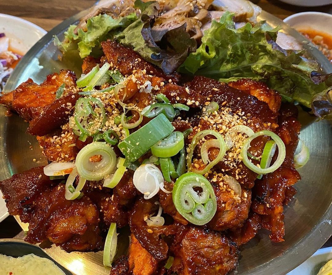 벚꽃🌸먹깨비 on Instagram: “이크, 업로드하느라 다시 봐도 참으로 군침도는 비쥬얼입니다🤤🌹😋 . . . 🕋 호야네족발 ✔️ 위치 : 서울 성동구 무학봉26길 9 ✔️ 영업시간 : 평일, 14:00~23:30