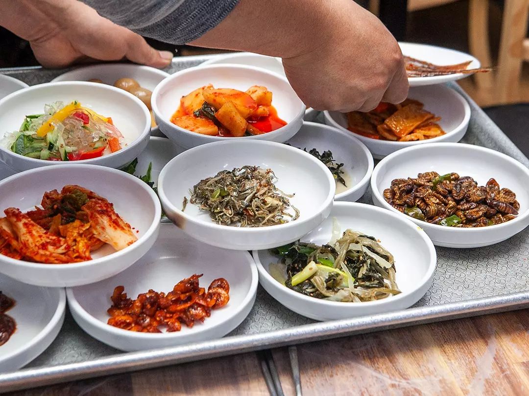 속풀리게 시원한
해물베이스에
도툼하면서도 부드럽게
씹혀 넘어가는 홍어살과
미나리의 개운한 향의
콜라보가 환상적인
홍어탕 맛집

충청도와 전라도를 잇는
동백대교가 없었다면
한참을 돌아가야 했지만
이젠 군산에서 장항까지
10분이면 가벼운 마음으로
다녀올 수 있어서 좋다

#애정맛집 #장항 #실비식당 #홍어탕 #서천맛집 #생선탕 #충청도맛집 #동백대교