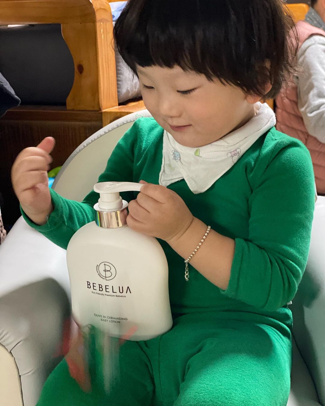 뚜요니 on Instagram: “#협찬 왕자님에게 찾아온 베베루아 Gift🎁 날씨때문에 건조해진 왕자님의 피부에 찰떡인 보습로션 베베루아 세라마이딩 보습로션💕 보습이 너무 좋아 배찌의 피