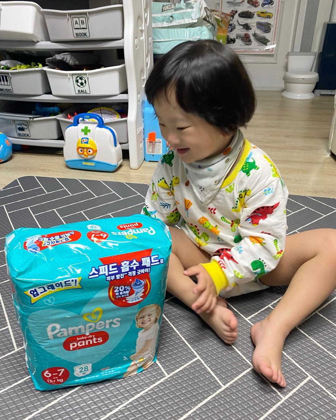 뚜요니 on Instagram: “#팸퍼스베이비드라이6단계 배찌에게 날라온 Gift 팸퍼스 베이비드라이 팬티기저귀🎁 📍팸퍼스 1초 흡수층™* 📍20% 더 추가된* 신속 흡수체! 📍360도 밀착 숨쉬는