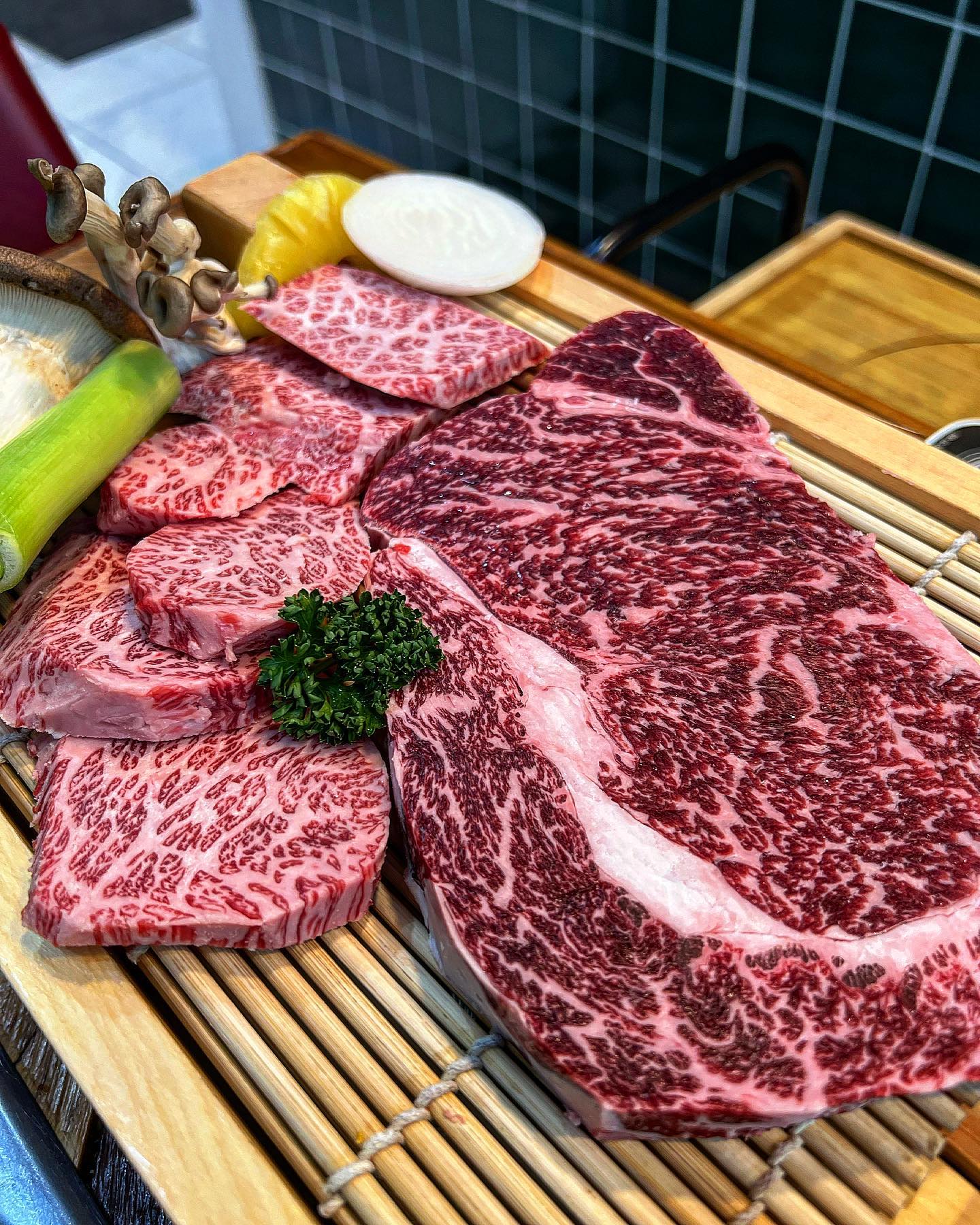 ✨꽃을 입에 넣다 :) 화람한우✨

한우 먹고 싶어서 찾아간 춘천의 소고기 맛집 #화람한우 입니다 ㅎㅎ

꽃을 입에 넣는다라는 '화람' 뜻이 근사하죠?🌼 
어제 추천 단품이 #꽃등심 과 #살치살 이라 
꽃2에 살1 주문했어요!

진짜 고기 비주얼 압승이죠... 1++ ~ 1+등급의 프리미엄 한우를 21일간 웻에이징한거라네요👏👏

아 그리고 참나무 향이 날 수 있게 참나무 칩도 넣어주세요! 
신기방기

담백하고 고소한 감칠맛이 풍부한 꽃등심을 먹은 뒤에 육즙이 풍부한 살치살 순서대로 먹어주었어요,, 진짜 존맛 ㅠㅠㅠㅠ 
전 사실 살치살을 제일 좋아한답니다♥️ 
입에 들어갔을때 사르르 녹아내리는맛,, 잊지 모태여,,,,

야채도 구워먹으면 다 맛있는거 아시죠,, 
고기랑 잘어울리더라구요✨
밑반찬도 깔끔하게 나와서 만족스러웠어요! 

그리고 이 집 된찌맛집이라고 자부할 수 있습니다... 사이드에 된장찌개와 된장소면이 있어서 소면으로 시켰는데 국수가 된찌의 감칠맛을 쫙 흡수해서 정말 맛있었어요🤭🤭 한우도 들어있고 두부도 듬뿍 들어가 있어서 밥에 쓱싹 비벼 먹었지용😌

예쁜 한우 비주얼이 정말 입에 꽃을 담는 느낌이었네요🥰

모두 화요팅입니댜〰❤️‍🔥