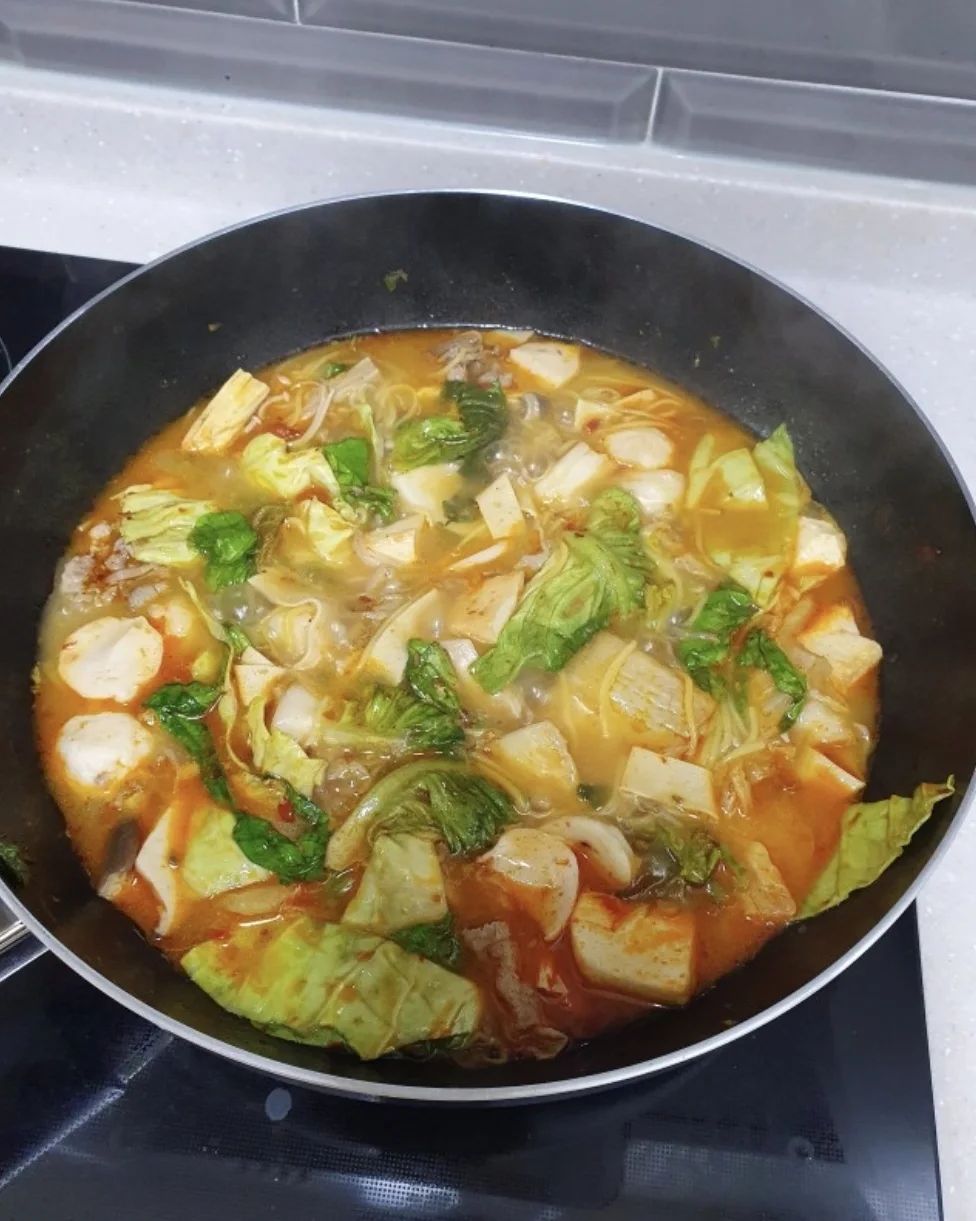 #마라탕

희재쌤이 직접 먹어보고 반해버린
마라탕 밀키트, 한성마라탕!

오늘 한성마라탕 강남 매장에서 
다양한 제품을 소개하게 되었어요❤

요알못도 할 수 있게
라면 끓이기만큼 쉽고

40년 경력의 중식 셰프님이 만드셔서
맛도 일품이랍니다🍲

라이브 중에만 할인되니까 놓치지마세요!
링크는 희재쌤 스토리에💕

#라이브커머스
#마라탕밀키트
#한성마라탕
#마유유
