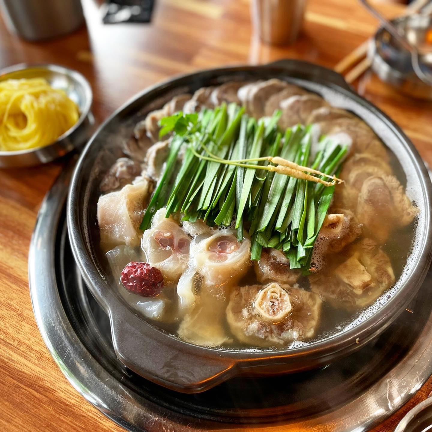 📌황해수육 수유점
수육(소) 3.8
수육(대) 5.0
모둠 수육 6.8

처음 먹어보는 꼬리수육부터 스지, 아롱사태까지 너무 맛있어요🥲국물도 너무 개운하고 깔끔한테 리필까지 되다니..소주 안주가 따로 없다!
어른들도 너무 좋아하실 맛이라 부모님 델꼬와도 너무 좋을 것 같아요. 서비스로 나오는 해장국도 매콤얼큰해서 너무 맛있고 고기 잡내 일도 안남 외않가..

#황해수육#황해수육 수유점#수유맛집#수유역맛집#수유동수육맛집#수유동안주맛집#수유동고기집#수유데이트맛집