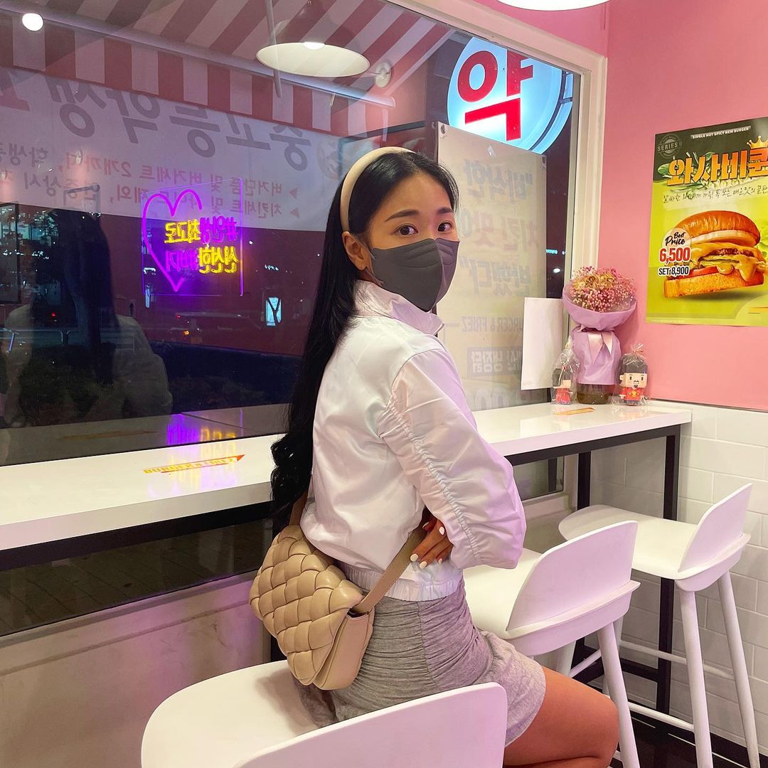 🌸손공주🌸 on Instagram: “나듀 버거 먹구싶댜🍔.. #바디프로필준비 #헬린이 #다이어트식단 #운동하는여자”