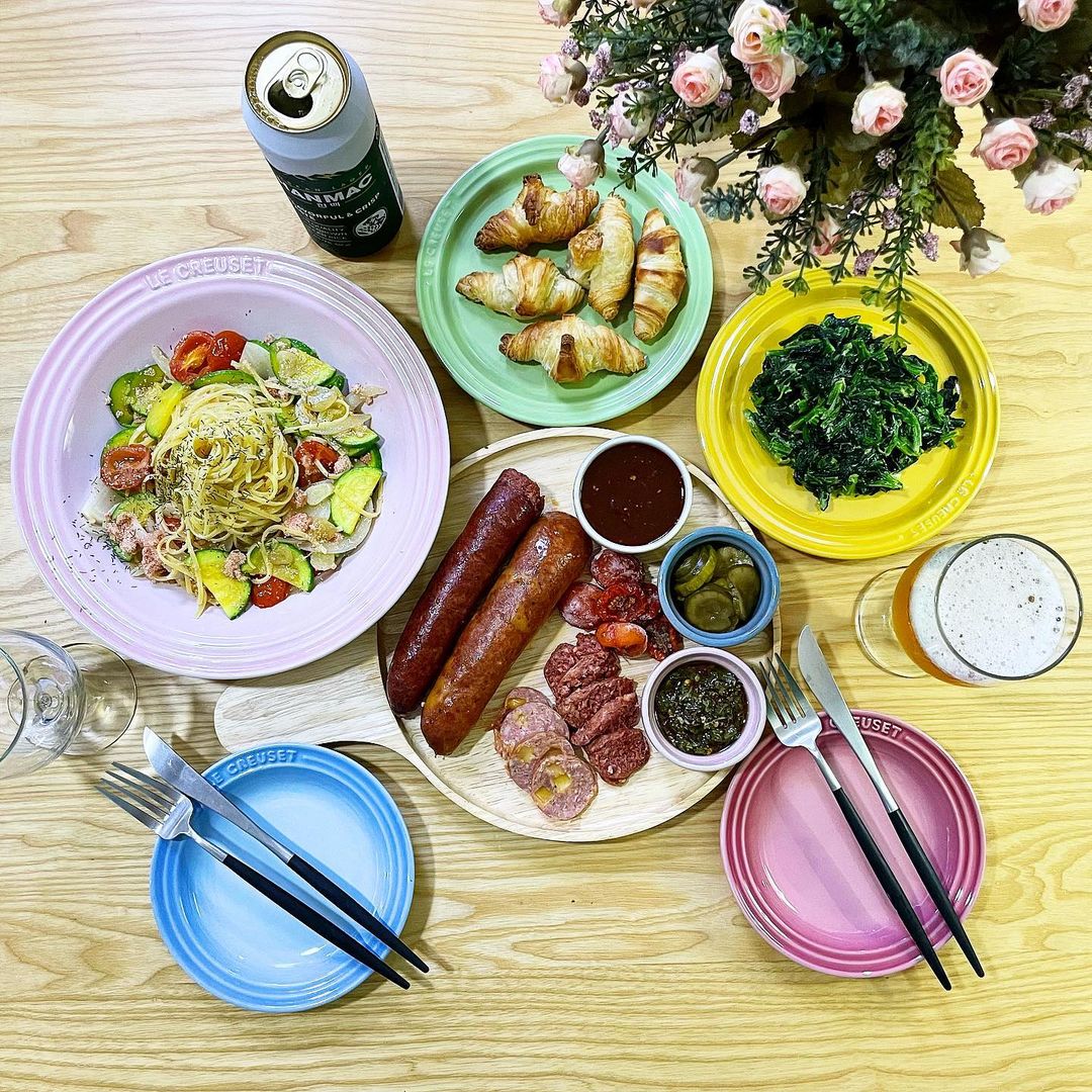 🌸손공주🌸 on Instagram: “#협찬 소세지 안좋아하는 제 입맛을 사로 잡은 스모키루카스 소세지들💕 세계 3대 돼지인 금돼지 듀록으로 만든 체다베이컨 소세지와 호주산 와규로