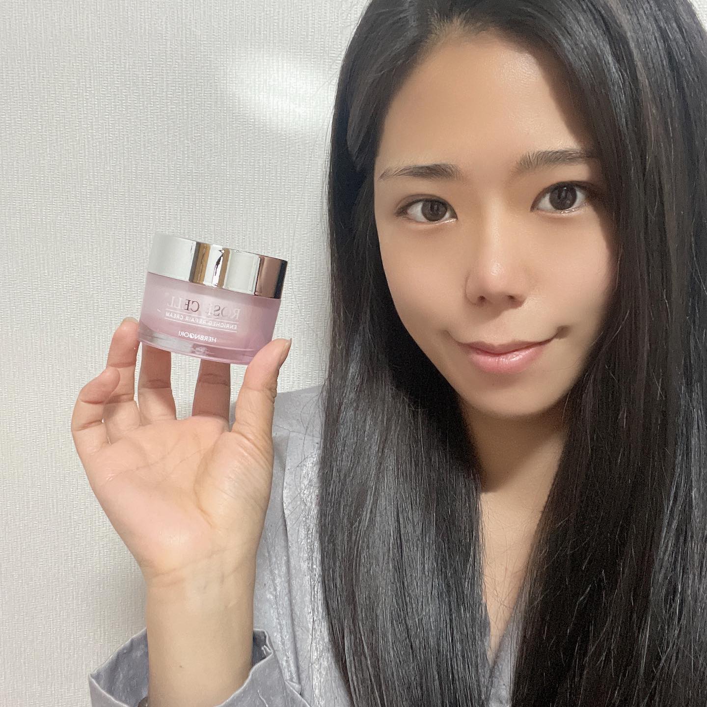 #광고 #협찬 #진공주 #허브누리 

정말 오랜만에 쓰는 협찬 제품인데요, 
이번에 받은 제품은
❛로즈셀 인리치드 리페어 크림 ❜ 

로즈셀 인리치드 리페어 크림은,
인체적용 시험을 통해 
리프팅&안티에이징 효과가 
검증된 제품으로 
불가리안 다마스크 로즈워터를 
베이스로 하여 쫀쫀하고 탄력감이 
느껴지는 농축 크림 제형은 타입입니다.
또한,
장미 캘러스 배양 추출물로 
피부에 영양공급 하고, 
수분충전에 도움이 됩니다 ! 

👉🏻테스트👉🏻
손등 사진 보시면 바르기 전과 
바른후 차이점이 보이실거에요☺️
다 발린 부분은 유분기가 보여 
바르기 전 사진과 비교 과 된답니다!
이점 참고해주시구요 ! 

향은 처음엔 강한거 같은데 
바르고 나면 괜찮앗어요 ◟̊◞̊ 
매끈 하고 만족 한 크림이네요 ! 

rosecell_official 
#화장품 #크림 #뷰티 #뷰티스타그램 
#뷰티인사이드 #뷰티서포터즈 #뷰티모델 #뷰티크리에이터 #화장품모델 #화장품협찬 #뷰티협찬 #크림협찬 #촉촉크림