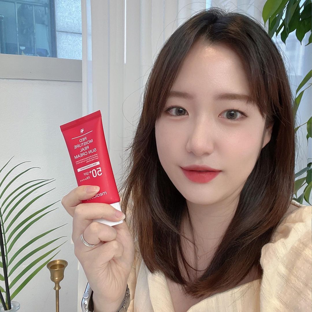 빛 좋은 개살구 on Instagram: “#광고 [메디큐브] 레드 모이스처 리얼 선크림 ⠀ 이제는 루프탑의 계절! ⠀ 사진...자연광..포기못해..•᷄⌓•᷅ ⠀ 그러니까 선크림이라도 잘 바르고 나가야죠