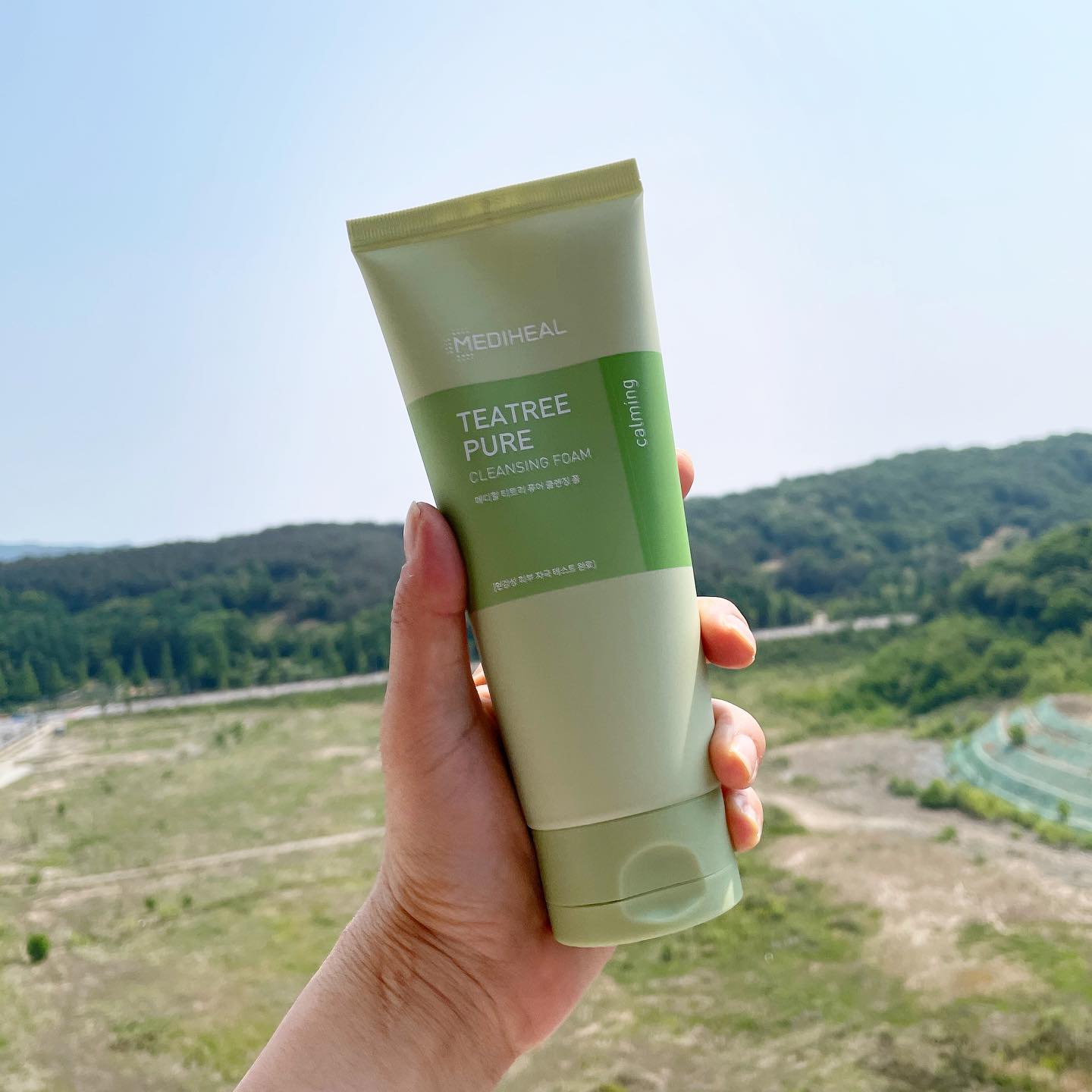 #제품협찬

순한 클렌징 폼 찾다가 겟하게 된 메디힐 티트리 퓨어 클렌징 폼🌱

피부자극지수  0.00* 인만큼
사용해보니 자극이 없고
부드러운 텍스쳐이고 거품도 잘 나요^^
무엇보다 악건성 피부인데 클렌징 후에 당김이 없네용😀
물론 지성피부도 사용하기 좋을 것 같아요~

티트리 추출물, 티트리잎 오일 성분로 만들어져 그런지 산뜻하고 기분 좋은 향까지
완전 추천합니다💜

#15그램 #15그램뷰티 #15그래머 #메디힐 #클렌징폼 #폼클렌징 #티트리클렌징 #진정클렌징폼 #클렌징폼추천 #순한클렌징 #올리브영 #올리브영폼클렌징 mediheal_official