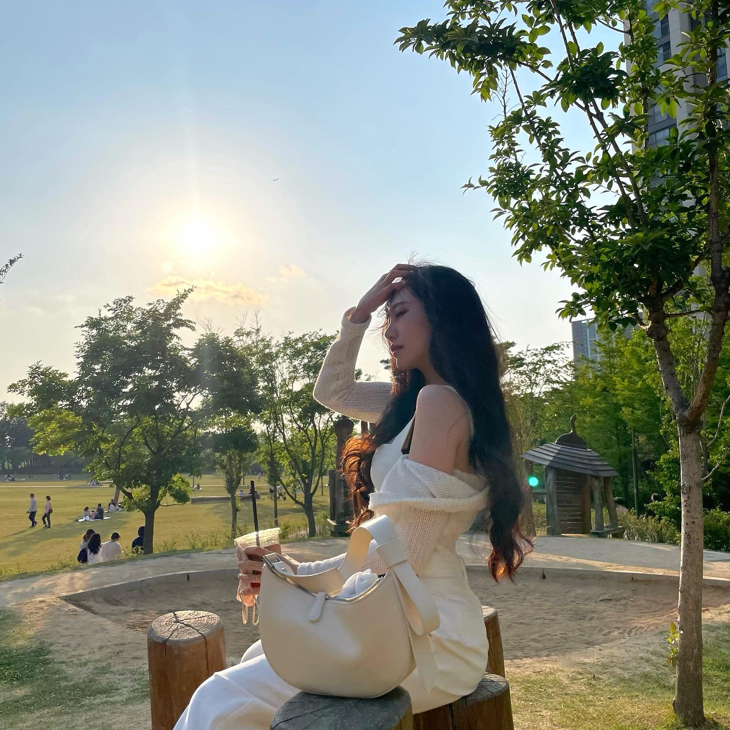 나도 범죄도시2 봤다!!✊🏻
.
너무 예쁜 도리스 플로우백👜
요즘 유행하는 반달쉐입에 
도리스만의 포인트로 편하지만 예쁘게 들고 다니기 좋은듯🤍
.
.
.
#도리스 #가방추천 #전주 #세병호 #에코시티맛집 #범죄도시2 #영화추천 #좋아요반사 #좋반 #좋테 #소통 #세병호피크닉 #일상 #주말나들이 #앤아더스토리즈 #패션 #인그타라이크 #인스타패션 #패션코디 #인스타팔로워 #andotherstories #followｍe #fashion #stylediary #instalikes #likeforlikes #lfl #instafollow #instafashion #instagramers
